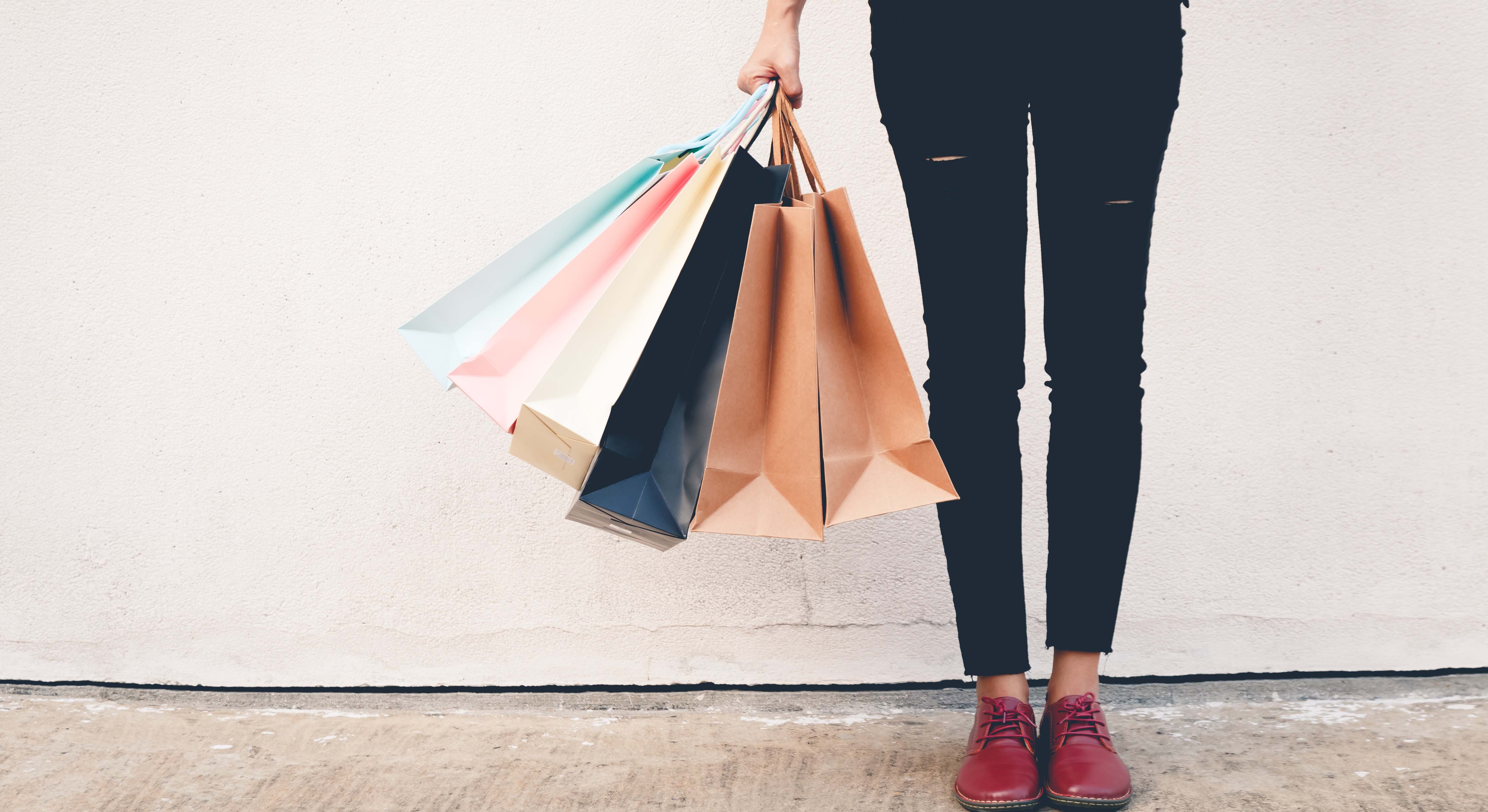 El 85% de los transeúntes dirigen su mirada a las bolsas de papel que otros llevan por la calle.