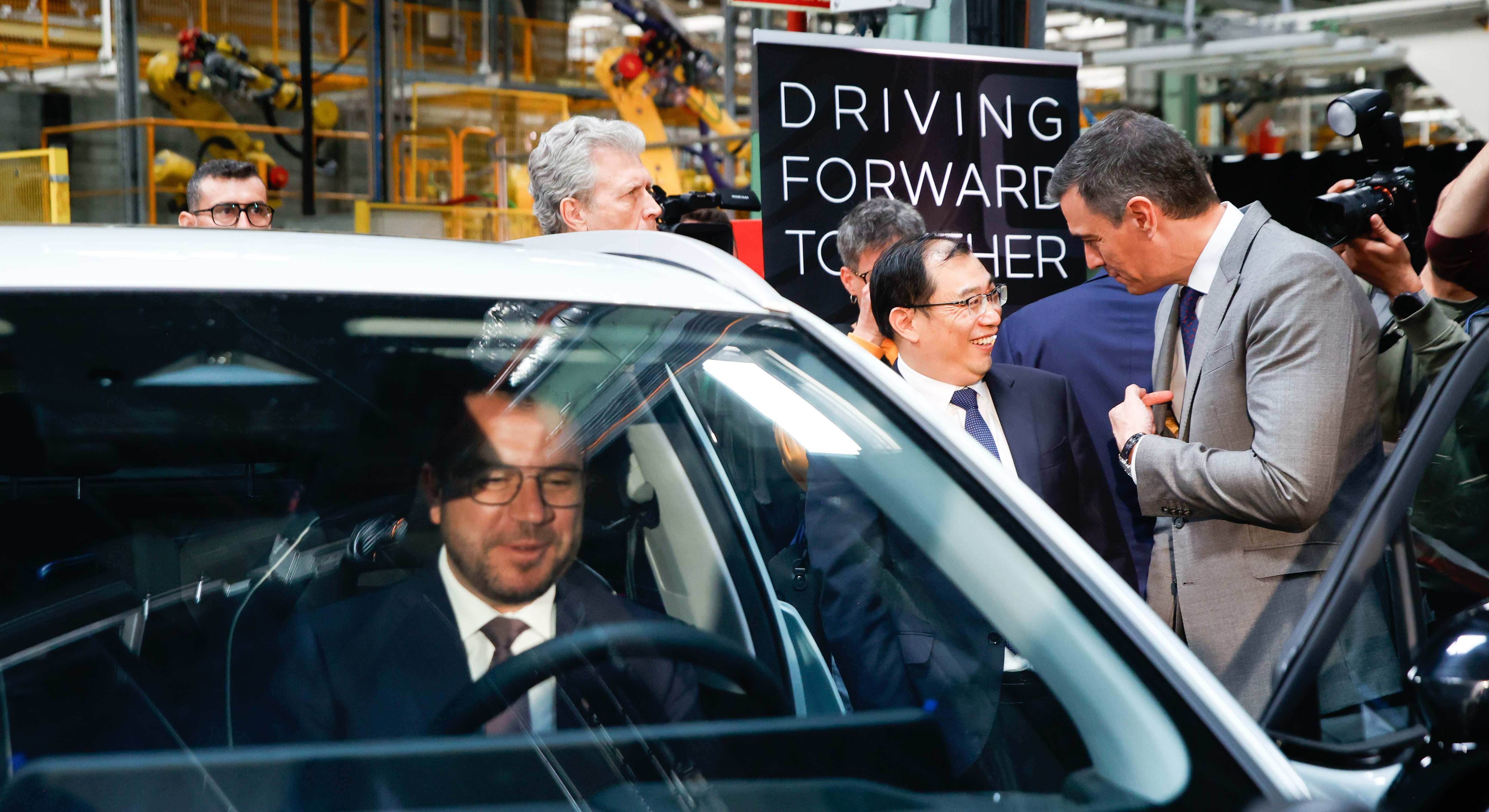 El presidente de la Generalitat, Pere Aragonès, en la nueva fábrica de Chery en Barcelona. EE
