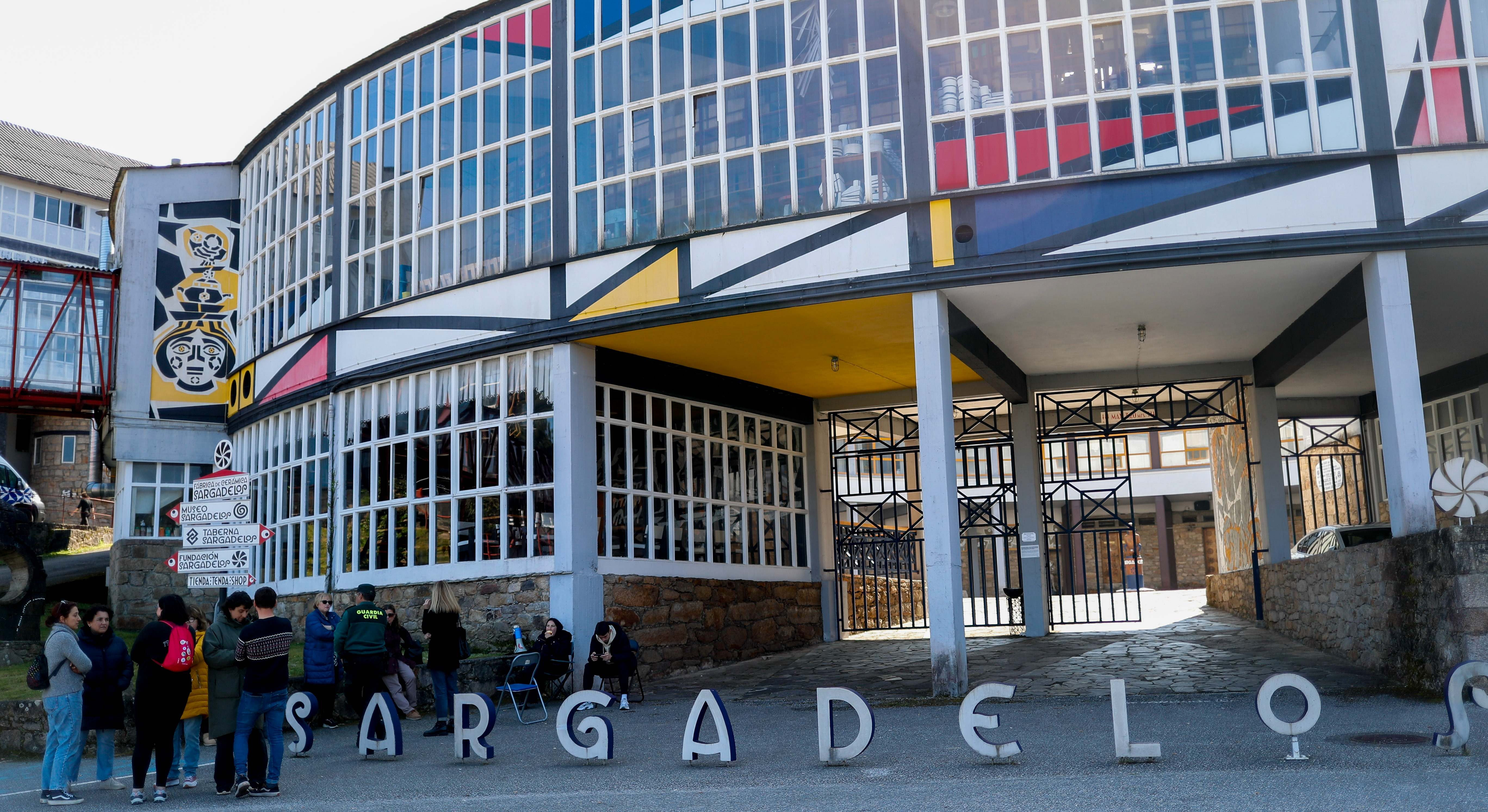 Varios trabajadores frente a la fábrica de Sargadelos en Cervo (Lugo)