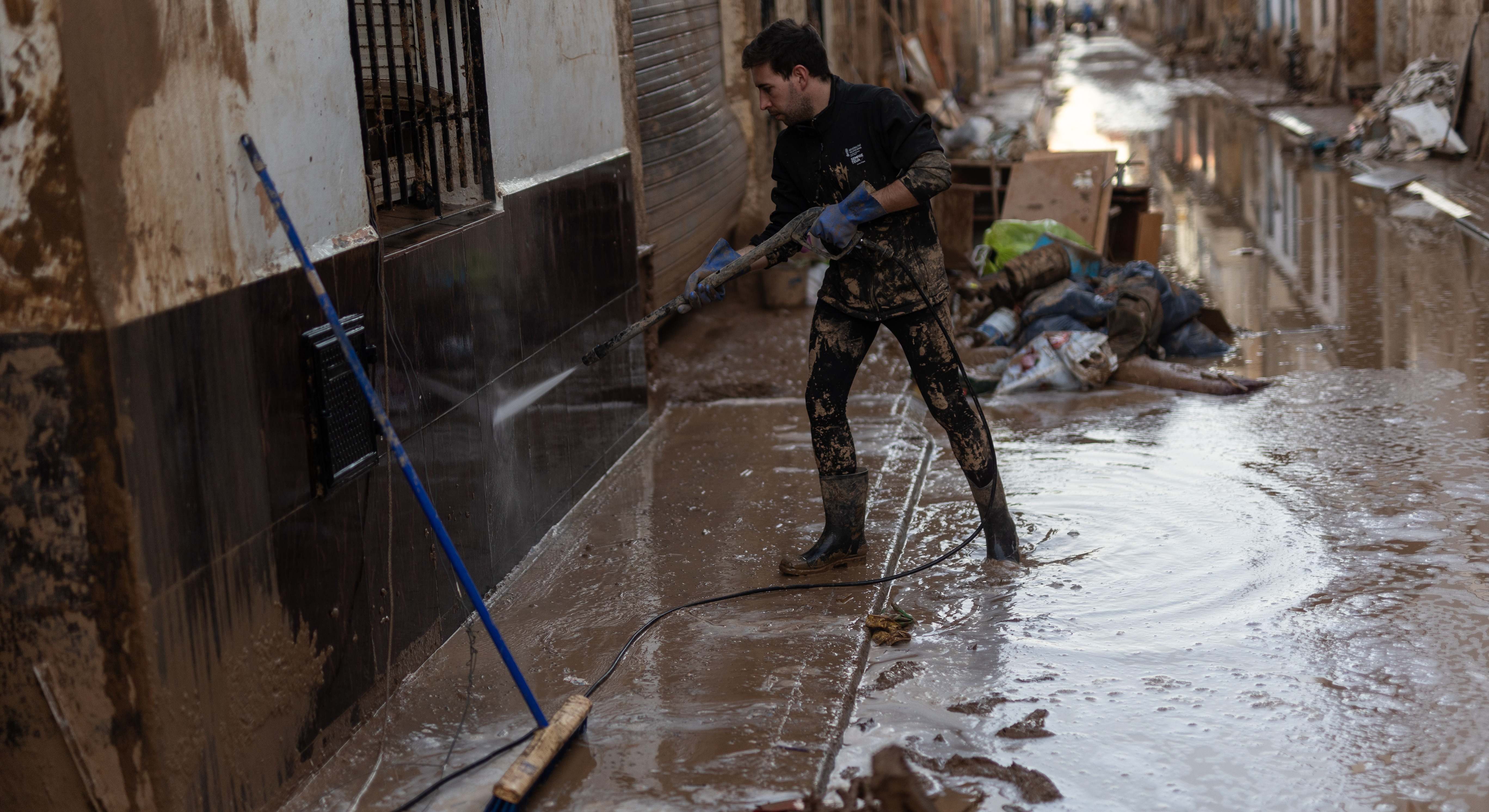 Persona limpiando zonas afectadas por la DANA. Foto: Europa Press