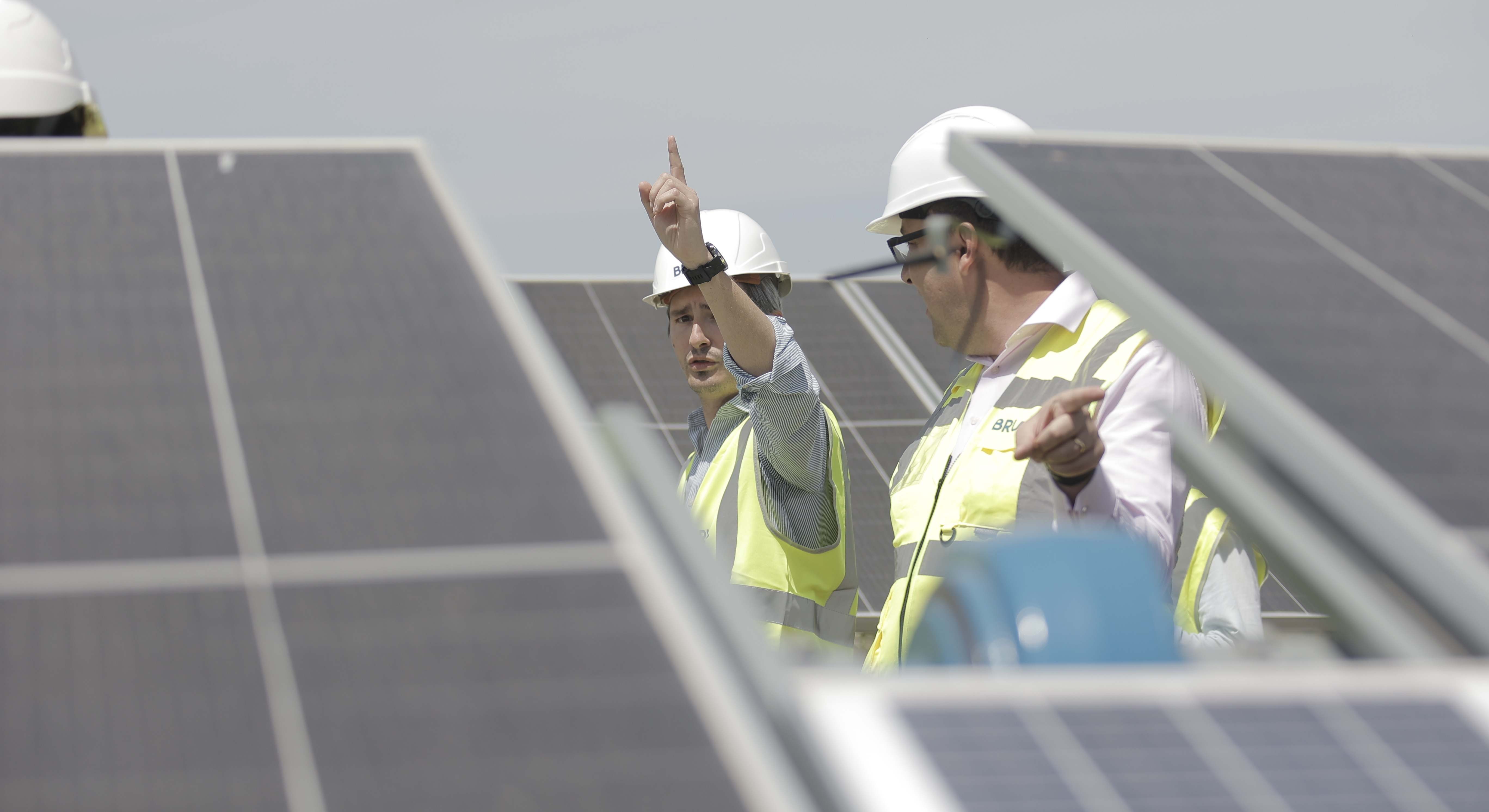 Operarios de Bruc en una fotovoltaica.