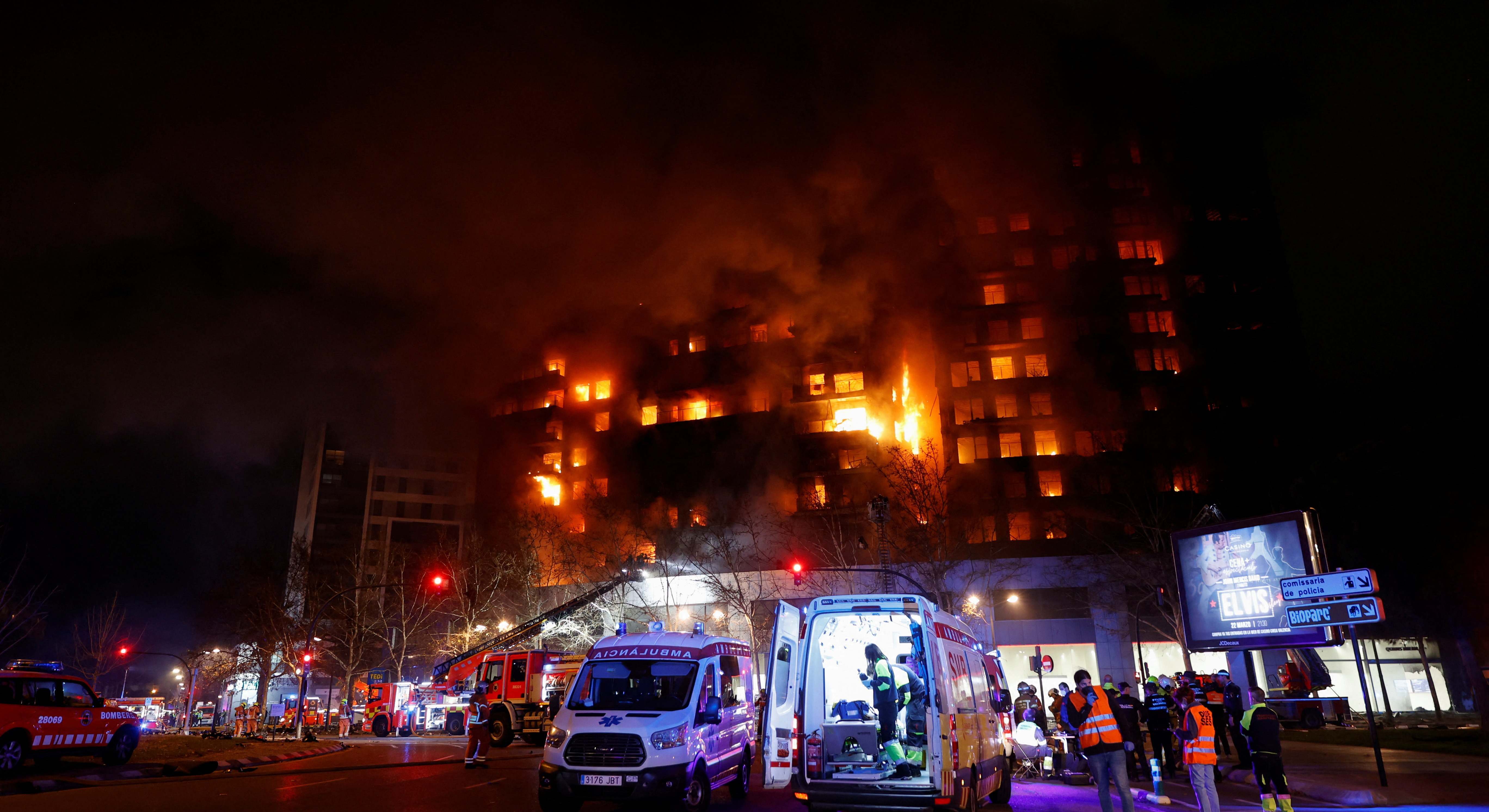 Servicios de Emergencias atienden a los heridos en el incendio de Campanar