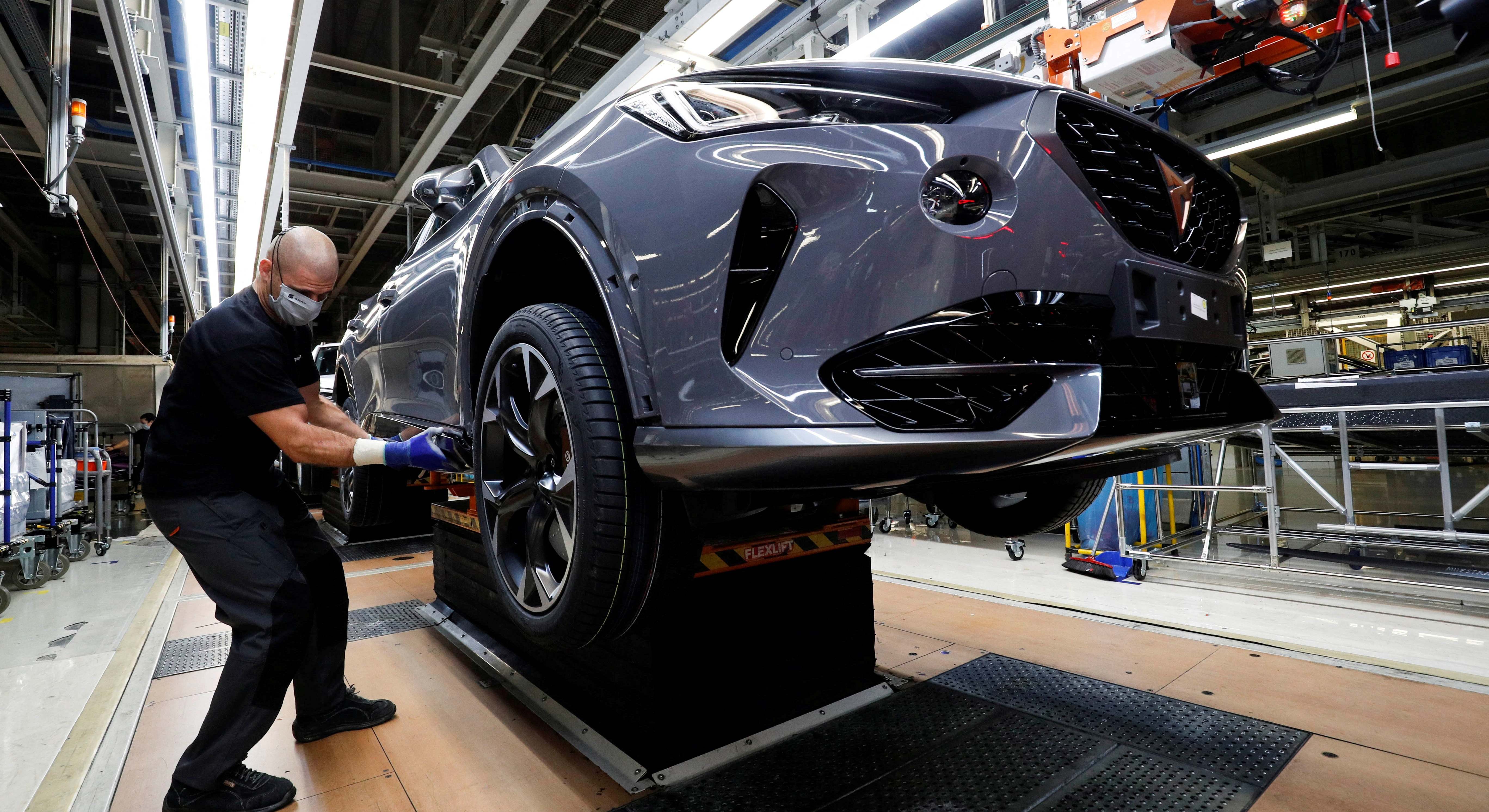 Un trabajador de Seat monta un Cupra Formentor. Reuters