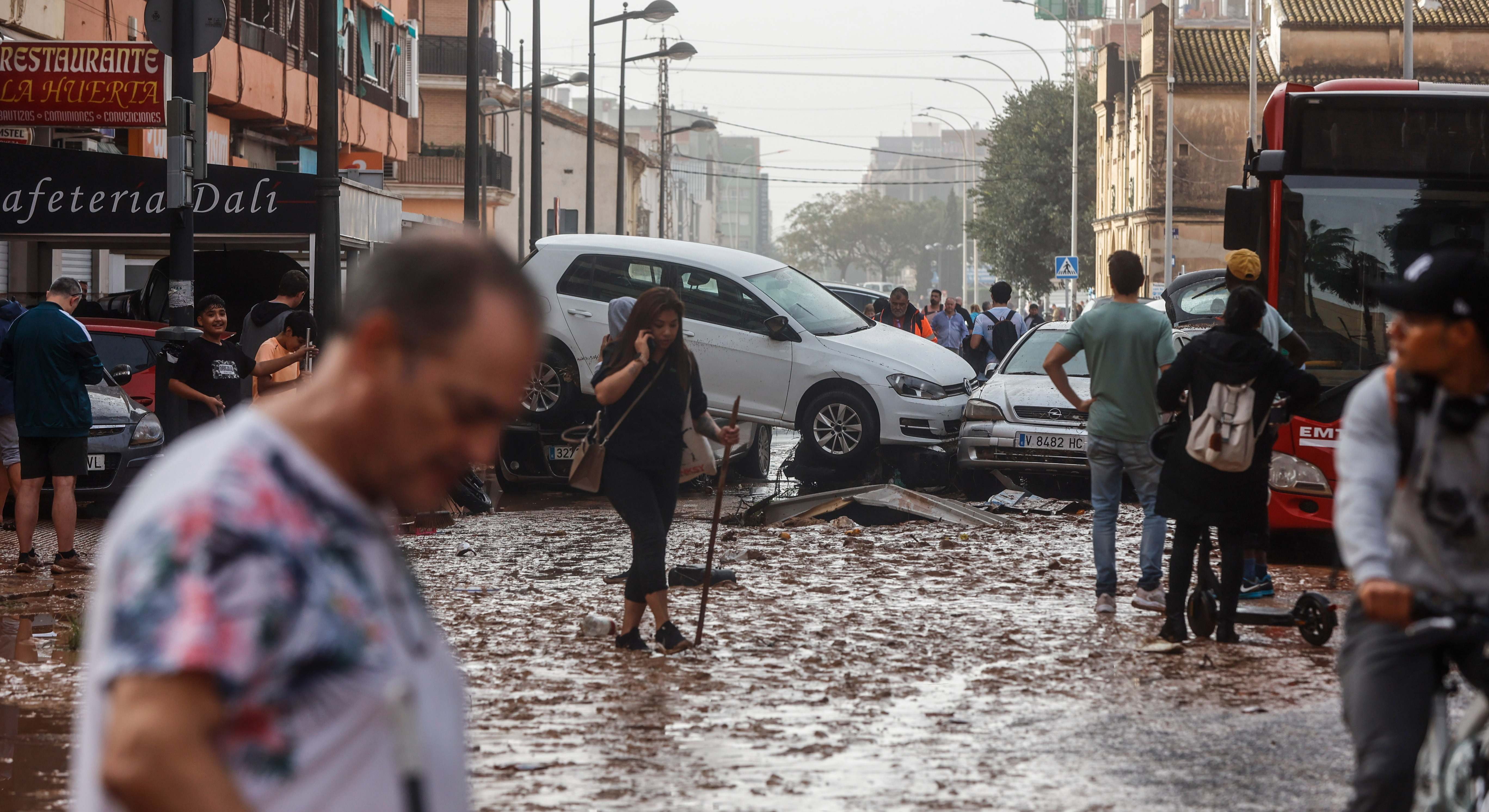 arias personas realizan labores de limpieza tras el paso de la DANA por el barrio de La Torre de Valencia, a 30 de octubre de 2024, en Valencia