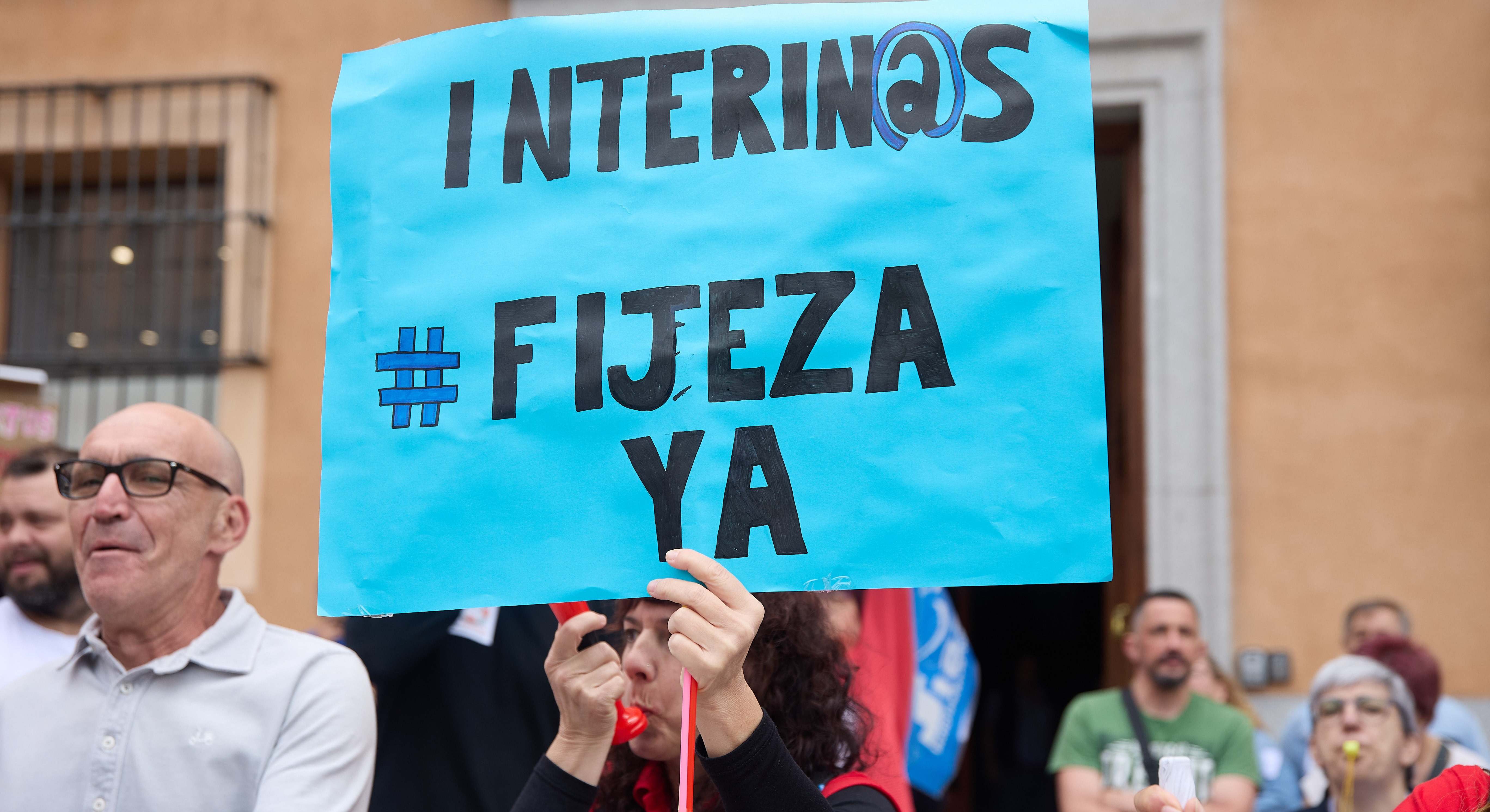 Una mujer se manifiesta para reclamar fijeza para los interinos