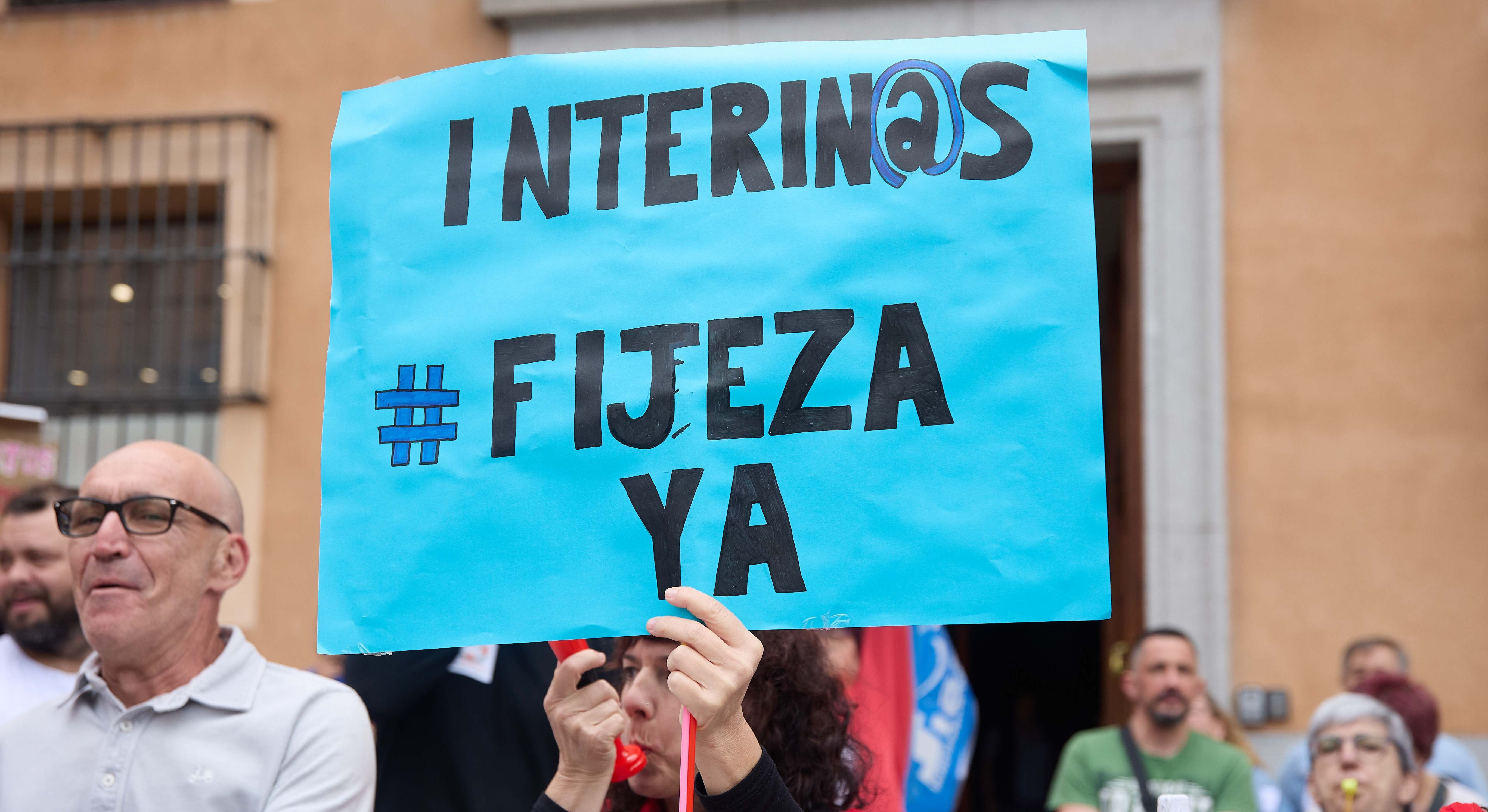 Una mujer reclama fijeza para los interinos.