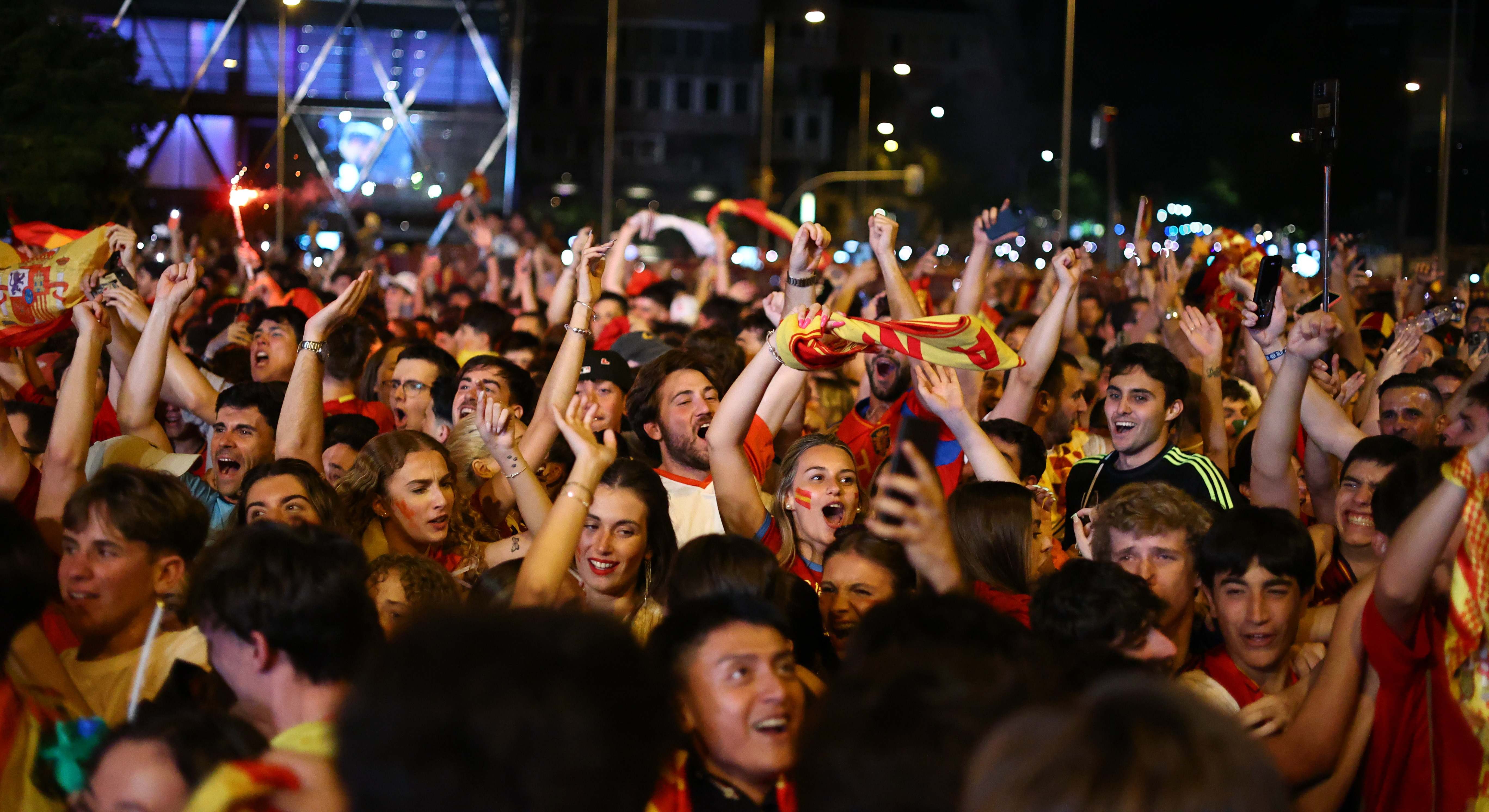 Aficionados celebrando la victoria de la selección española.