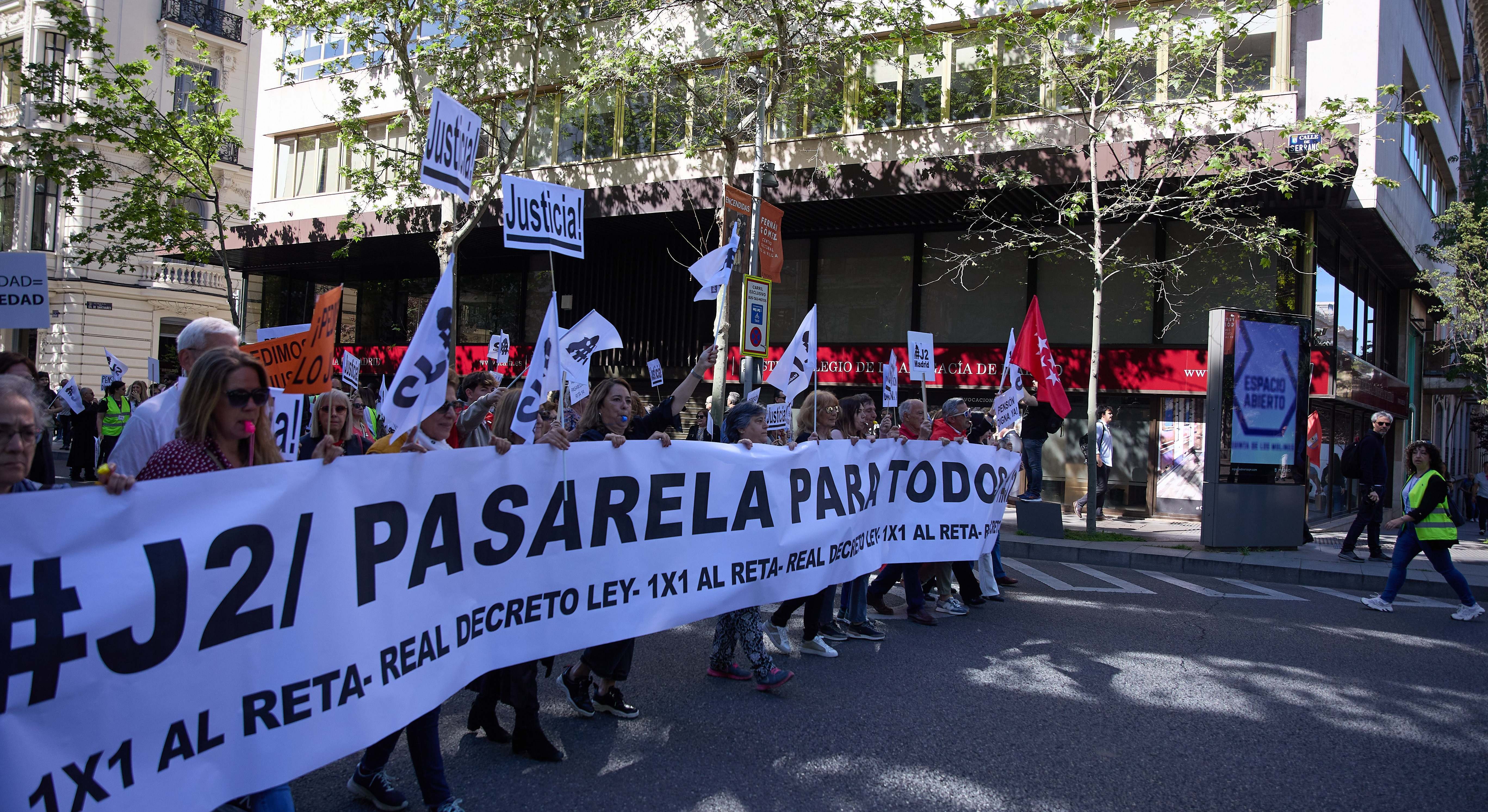 Manifestación de abogados y procuradores que piden cotizar a la Seguridad Social