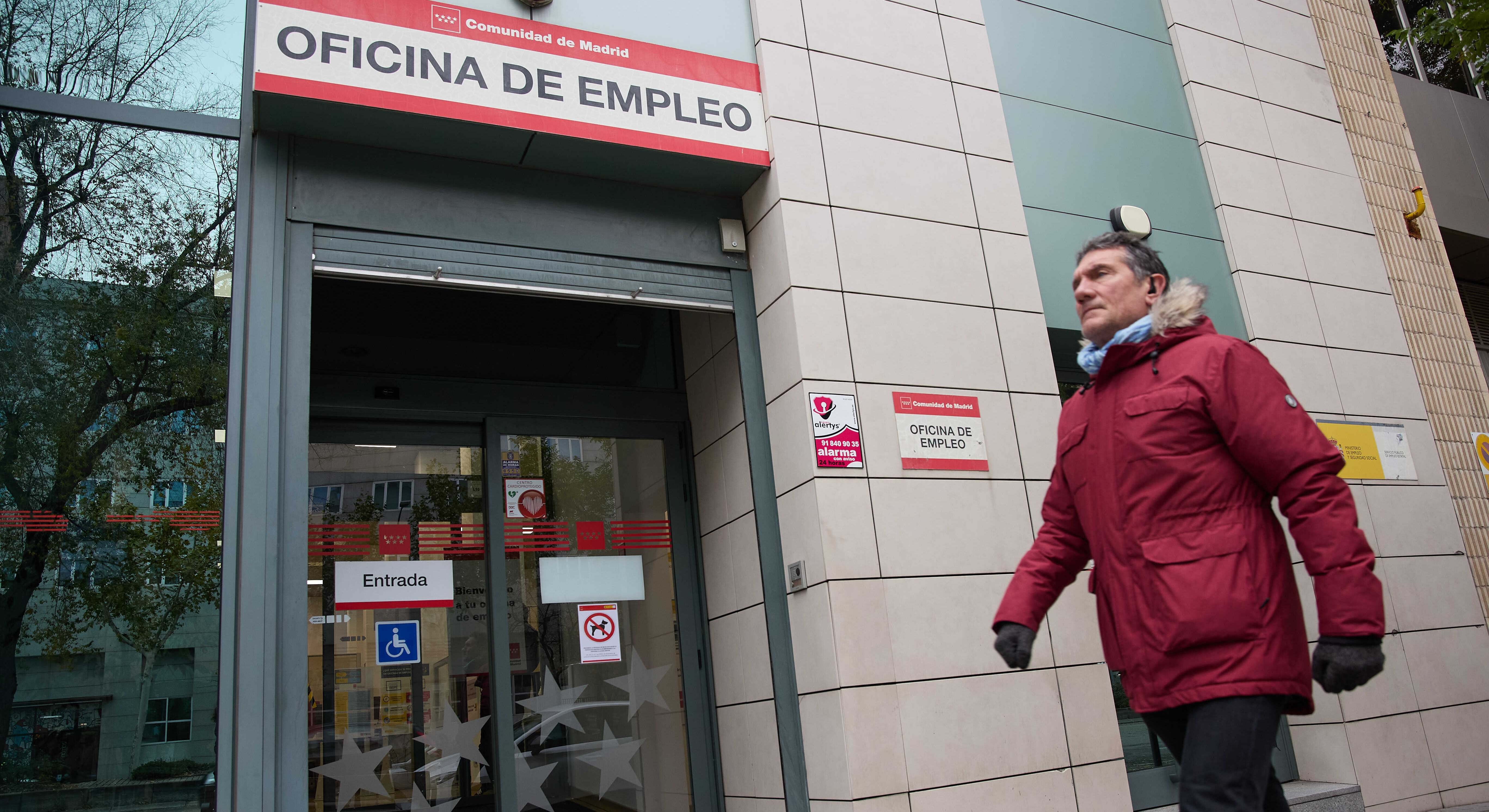 Una persona camina frente a una oficina del SEPE.