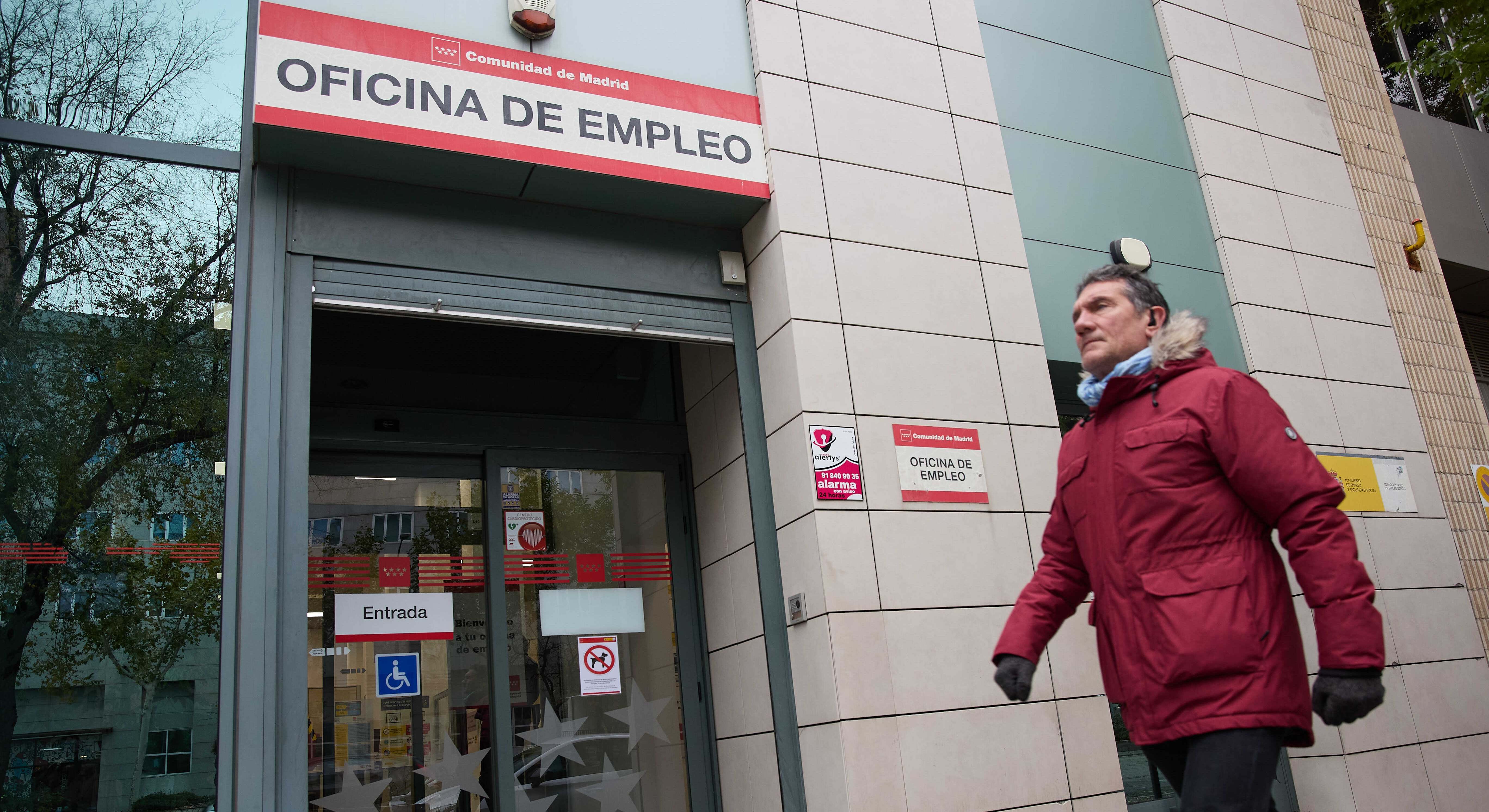 Un hombre pasando por delante de una oficina de empleo. Foto: Europa Press
