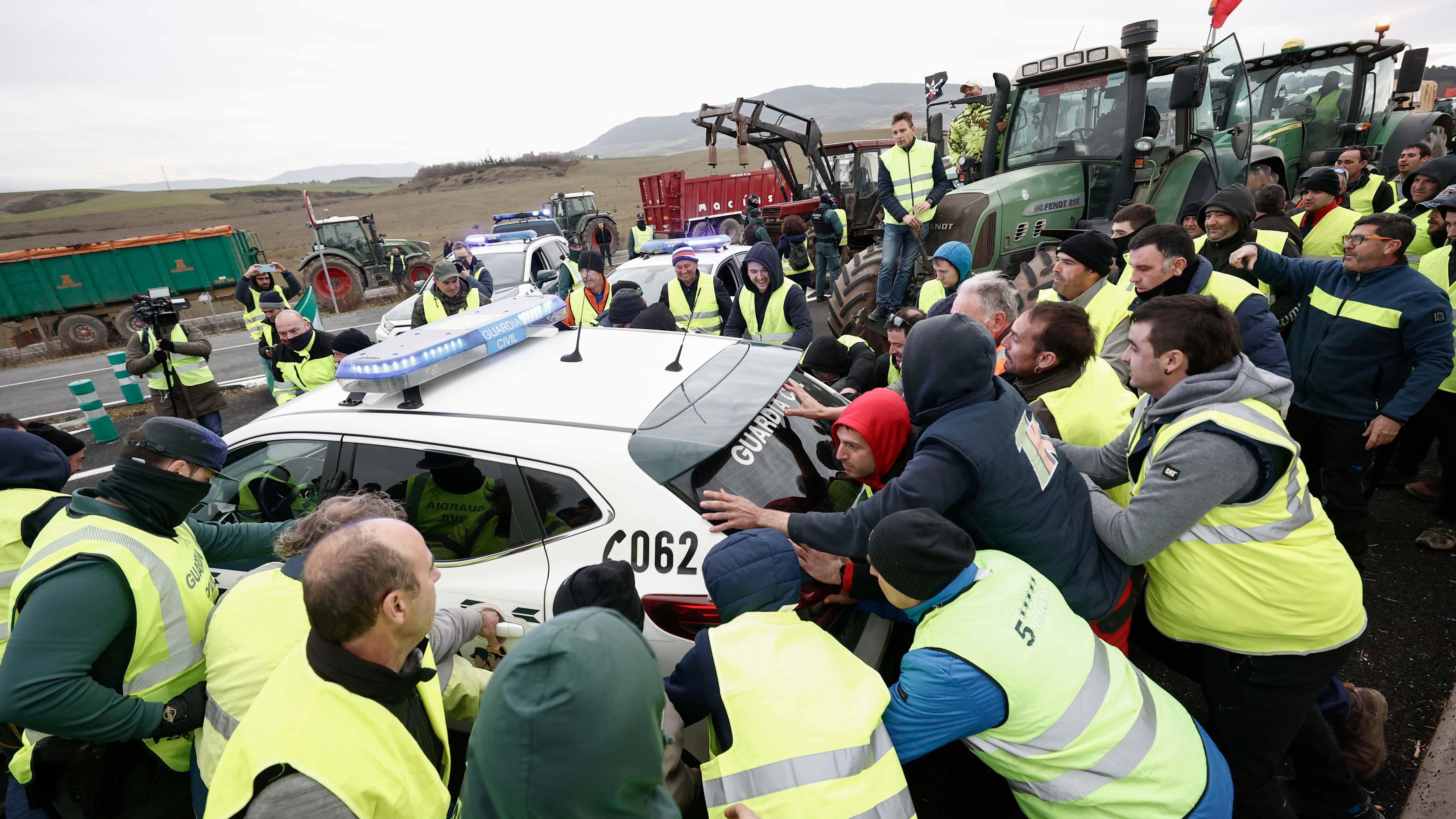 Agricultores se enfrentan a la Guardia Civil en Navarra