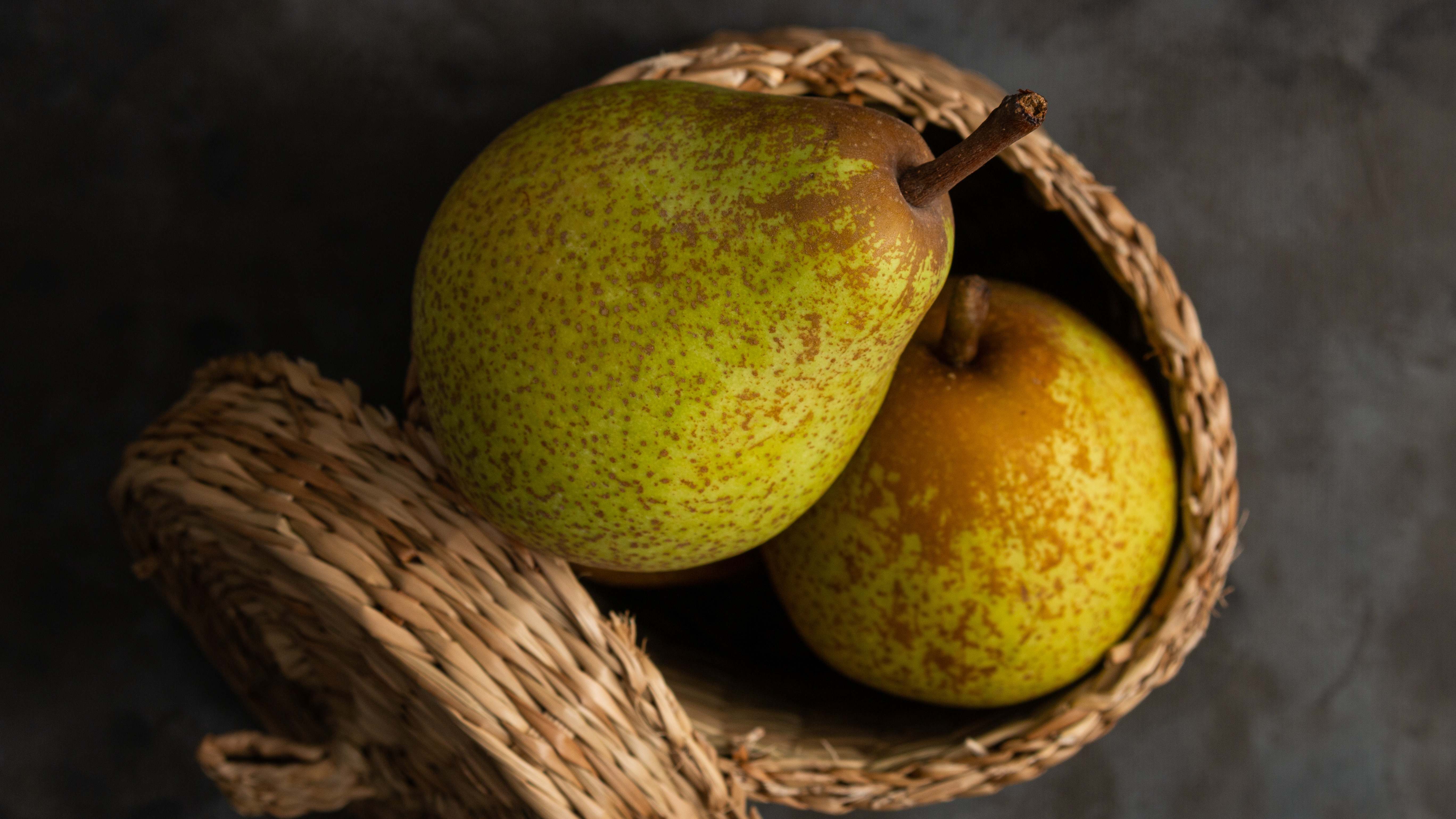 Incluir fruta en nuestra dieta diaria es imprescindible, si te gusta la pera descubre en este artículo todos sus beneficios.