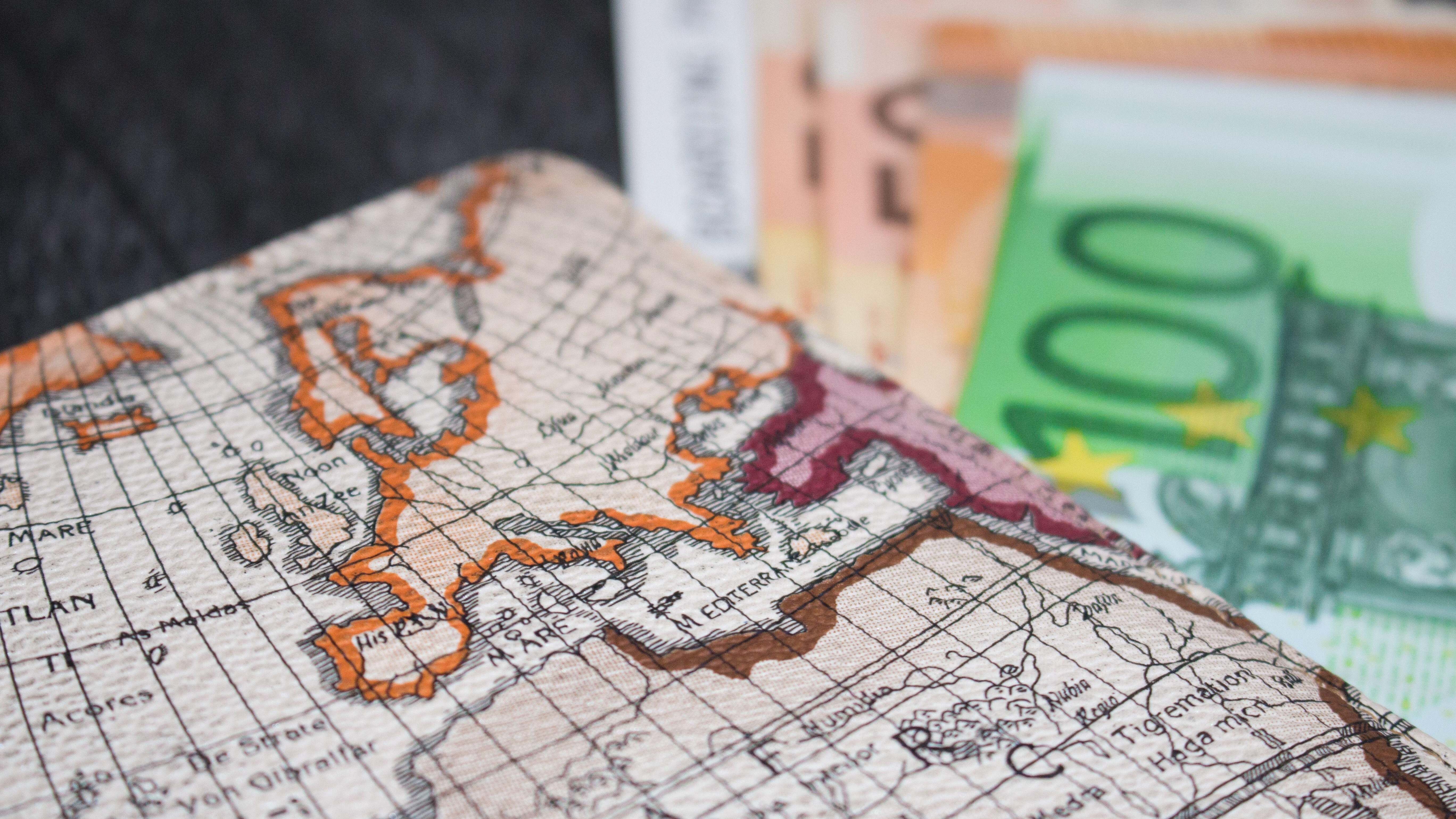 Varios billetes junto a un mapa de Europa