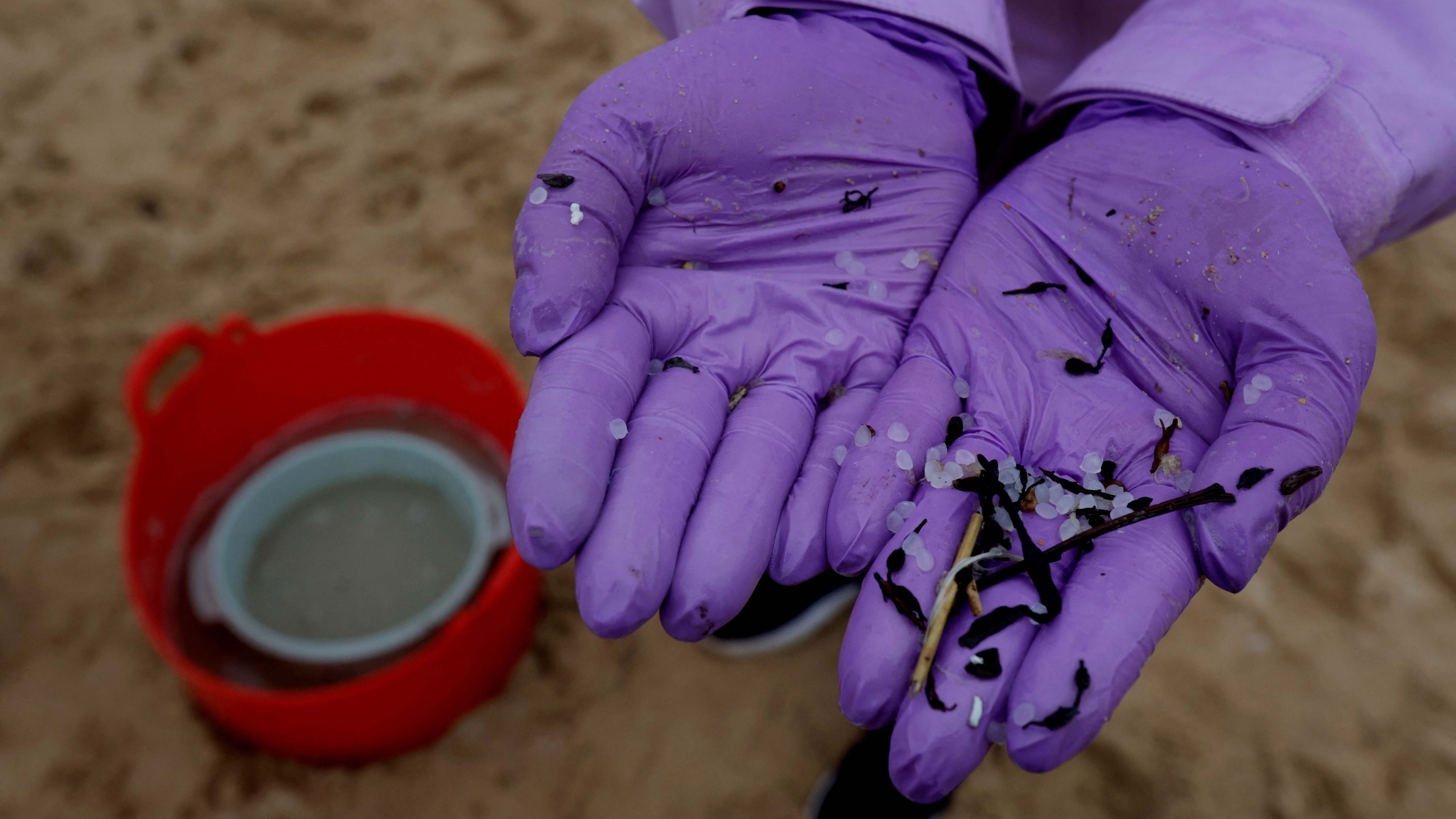 Marea de Pellets de plástico llega a las costas de Galicia y Asturias