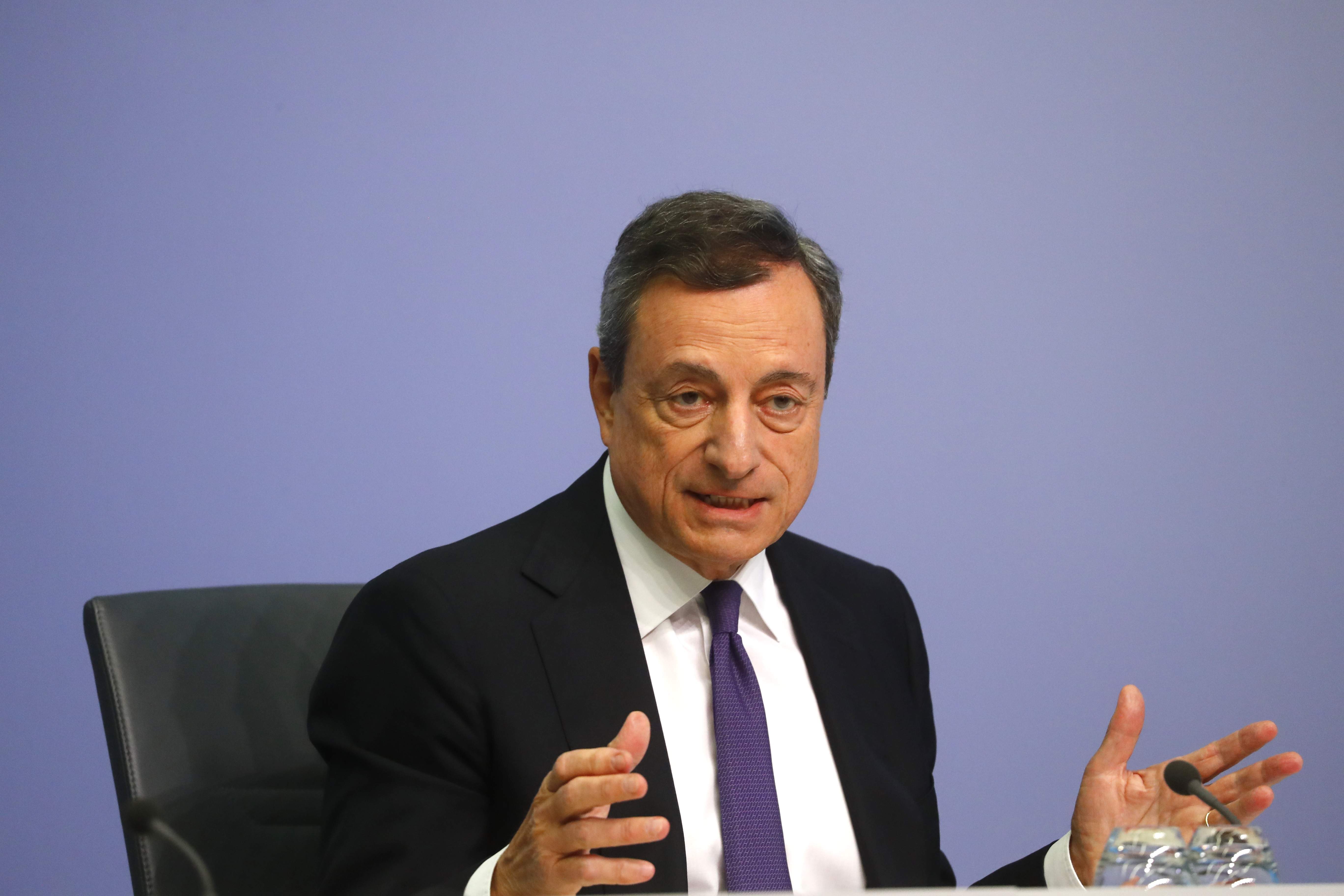 mario-draghi-agua-manos.jpg