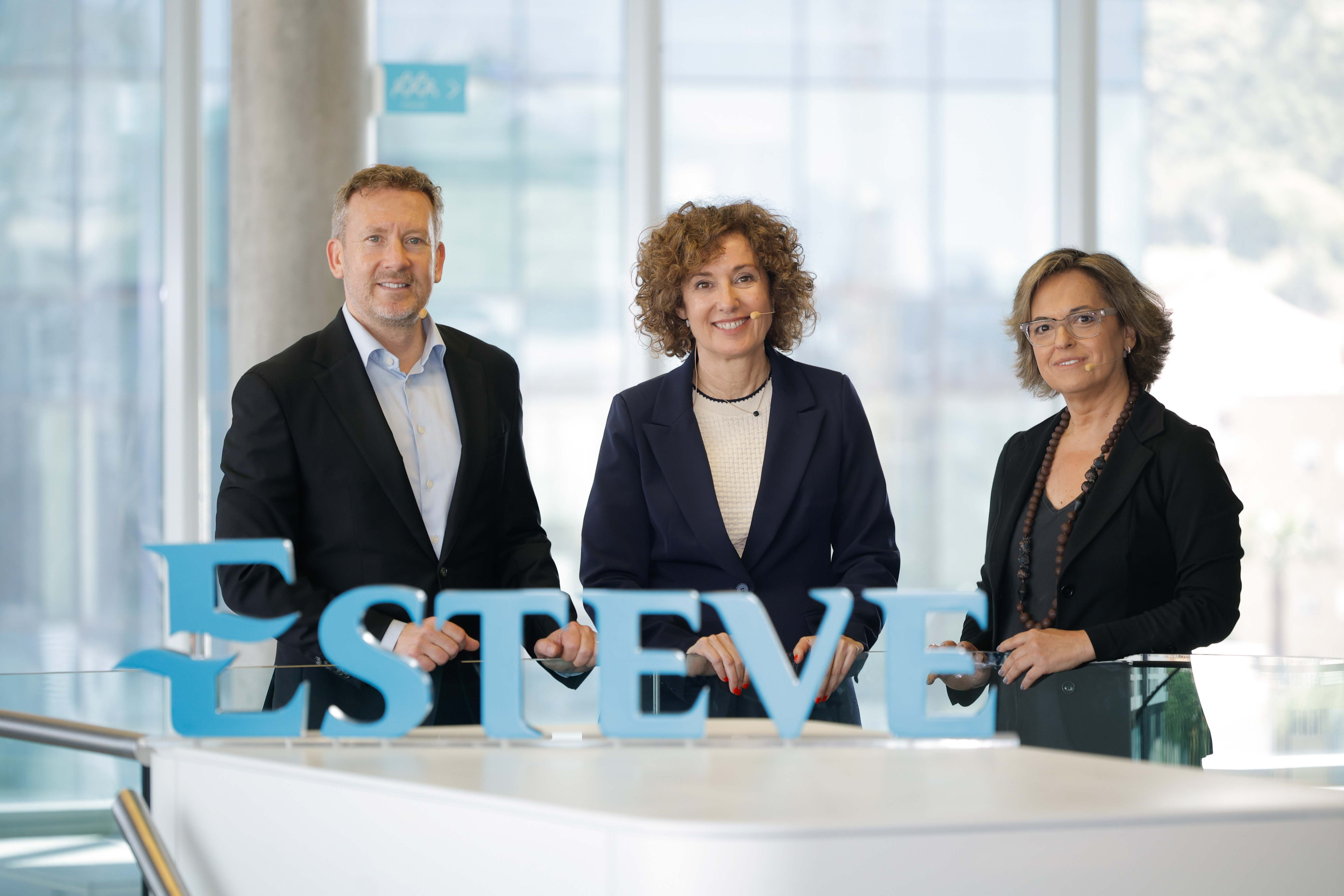 Staffan Schüberg, CEO de Esteve; Maria Àngels Valles, directora de comunicación; y Roser Gomila, directora financiera. Kike Rincón