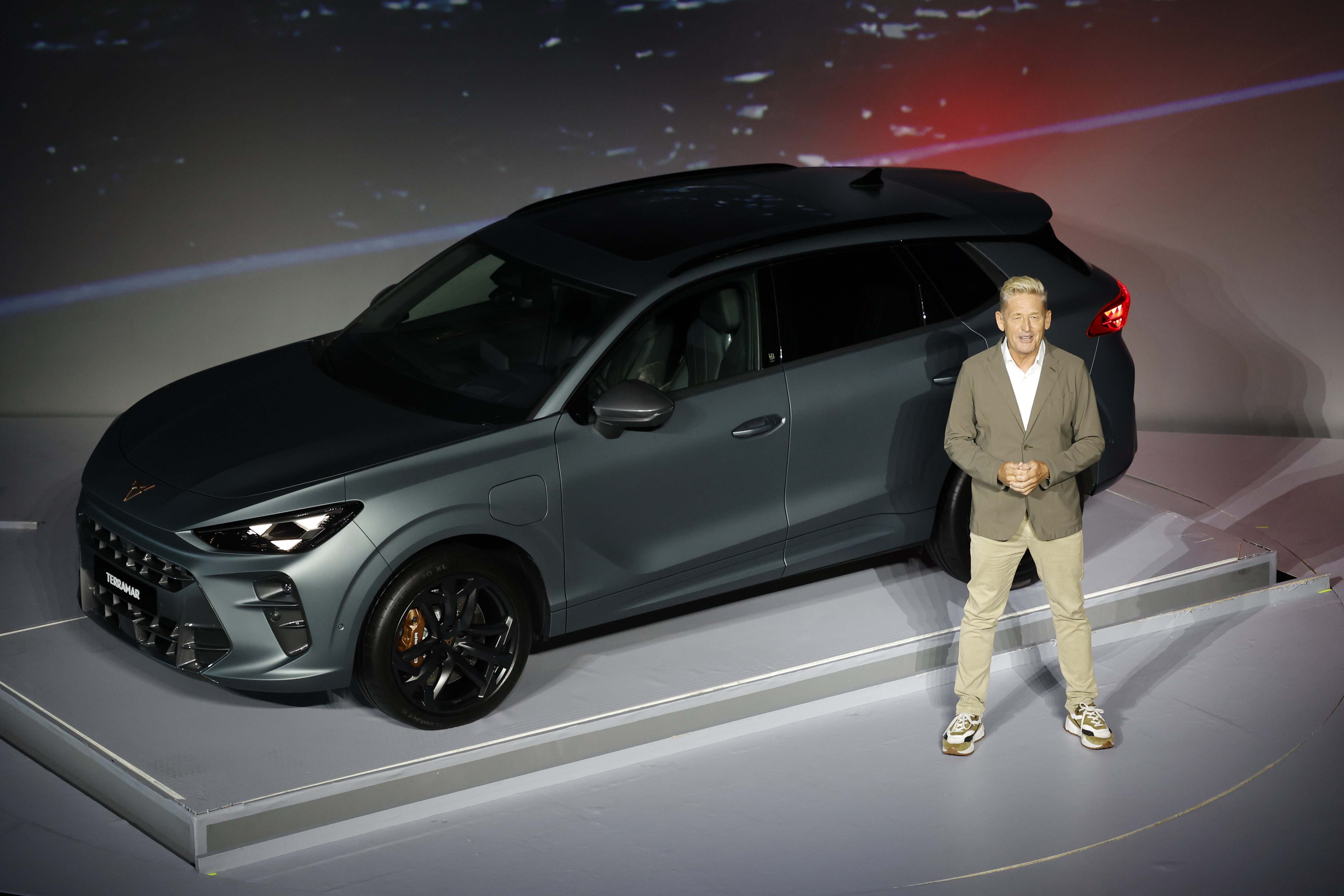 Wayne Griffiths, presidente de Seat, con el nuevo Cupra Terramar. Kike Rincón