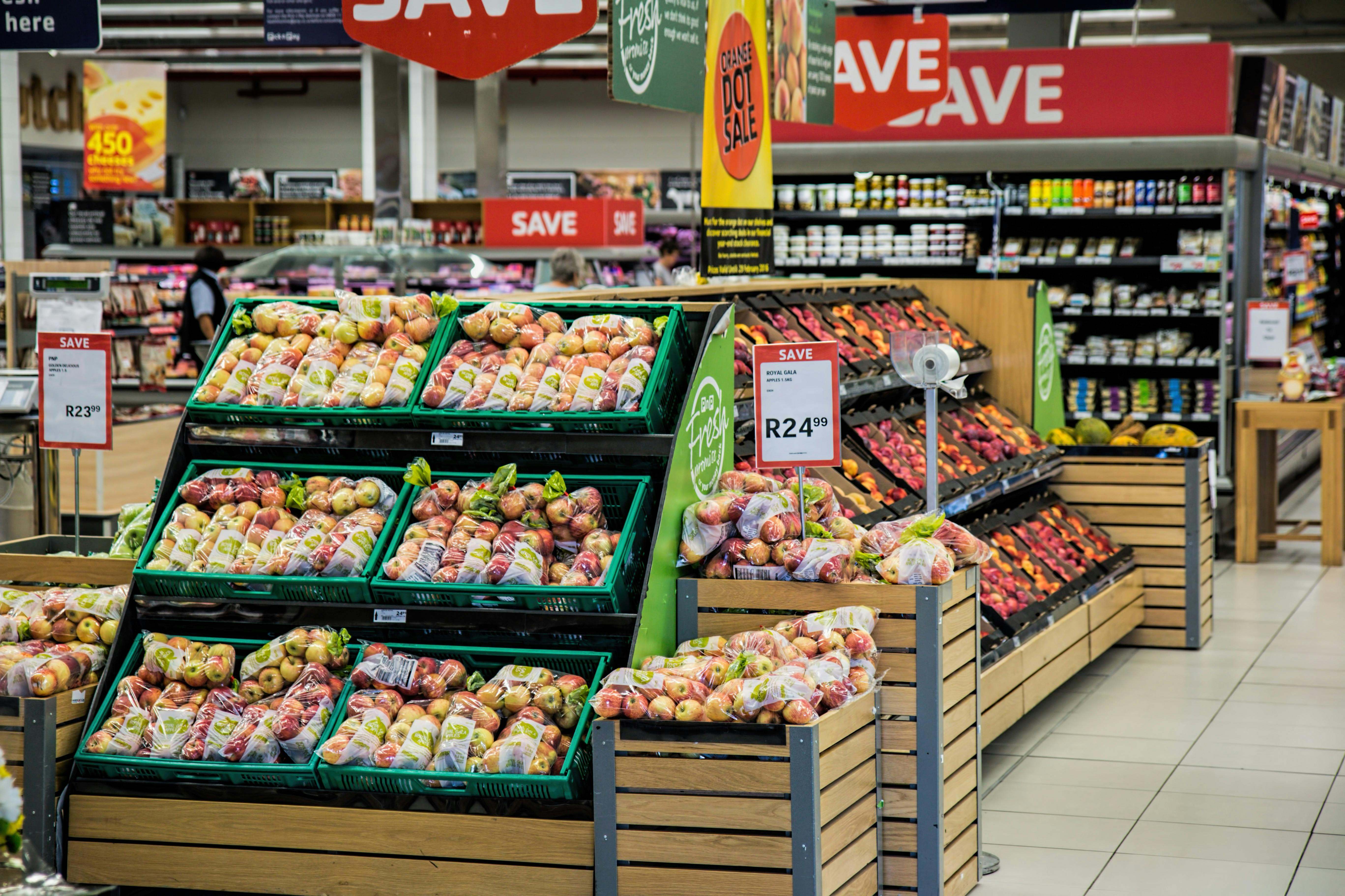 Un supermercado y la sección de frutería