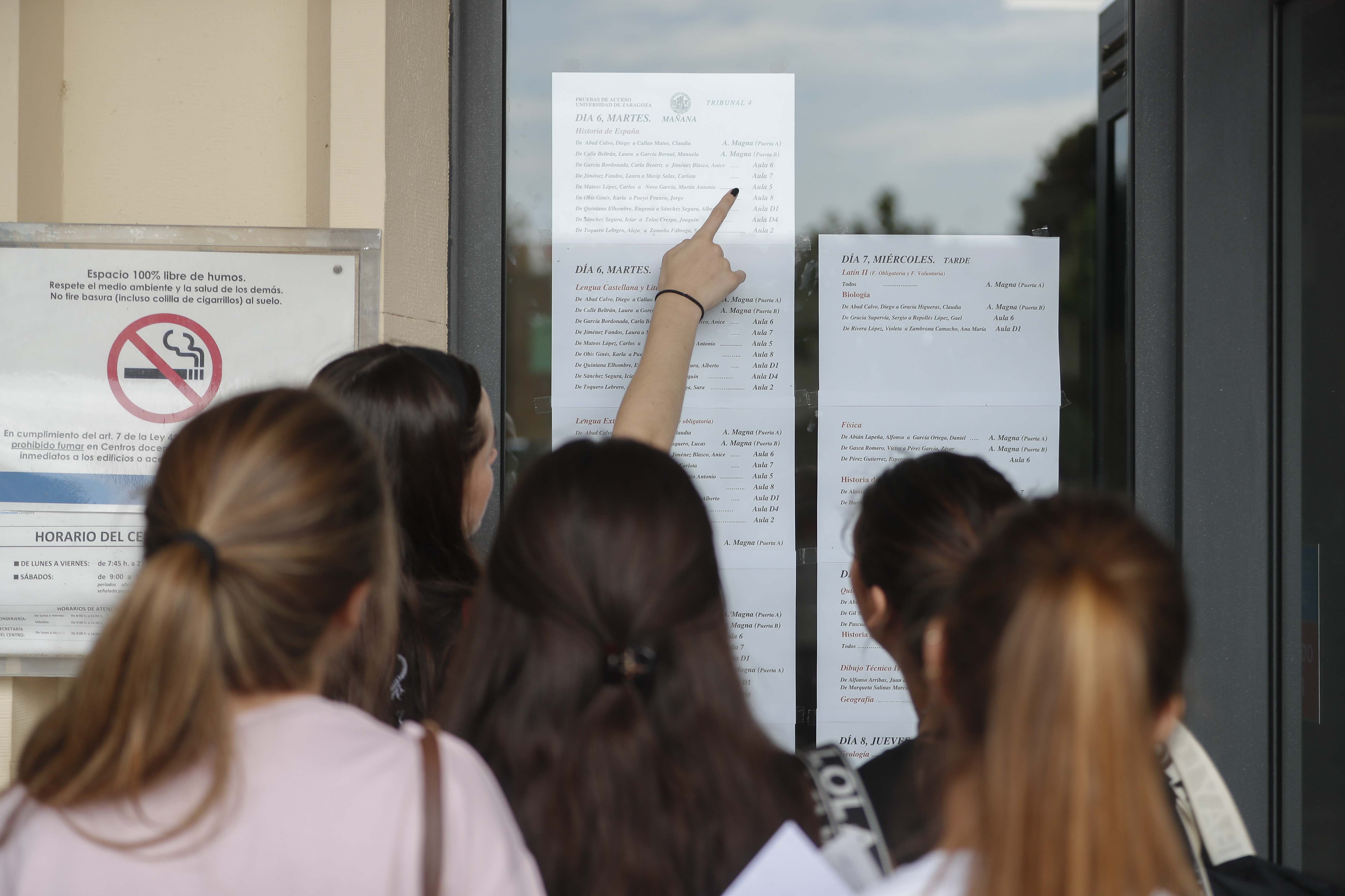 Alumnos mirando notas