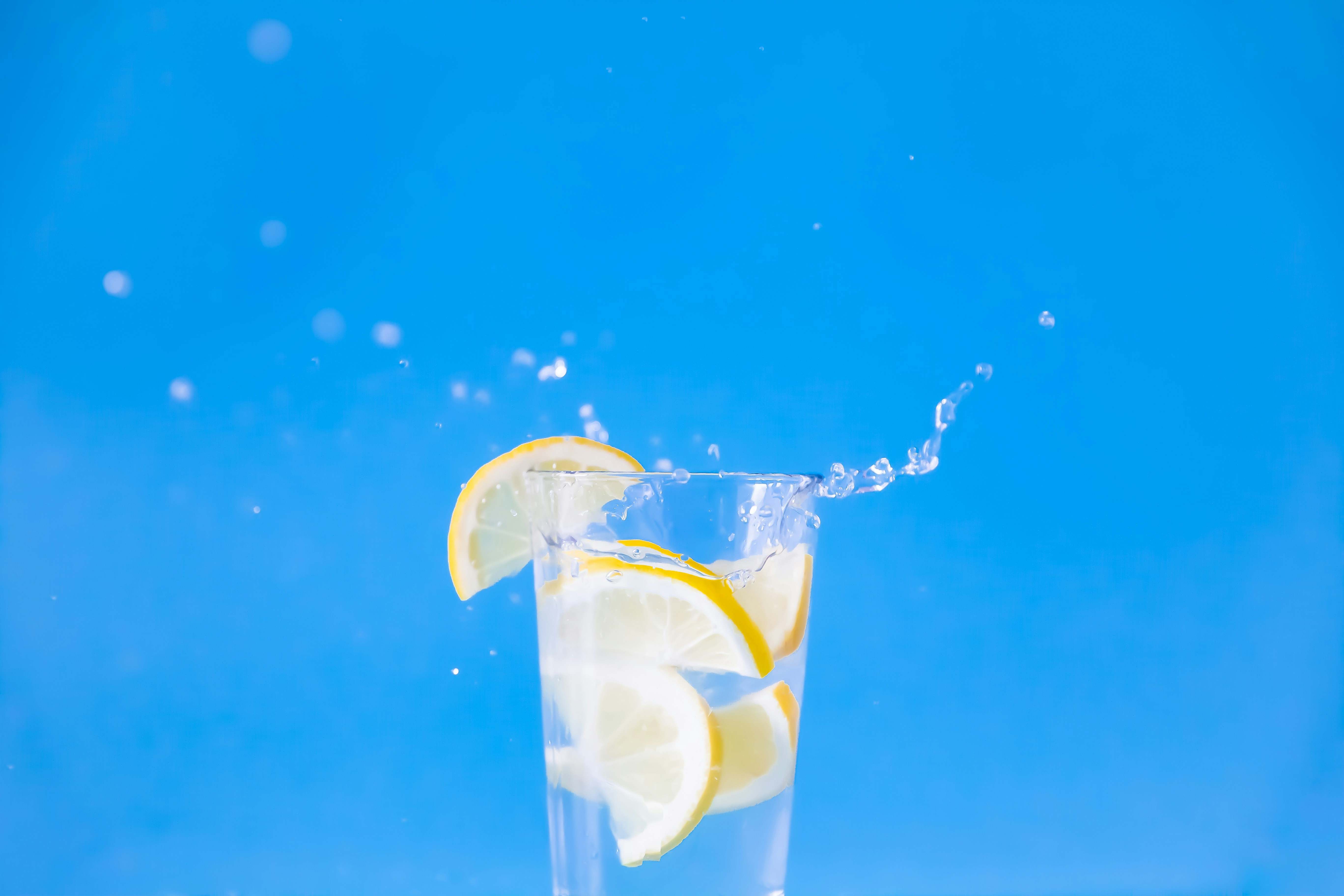 Un vaso de agua con limón