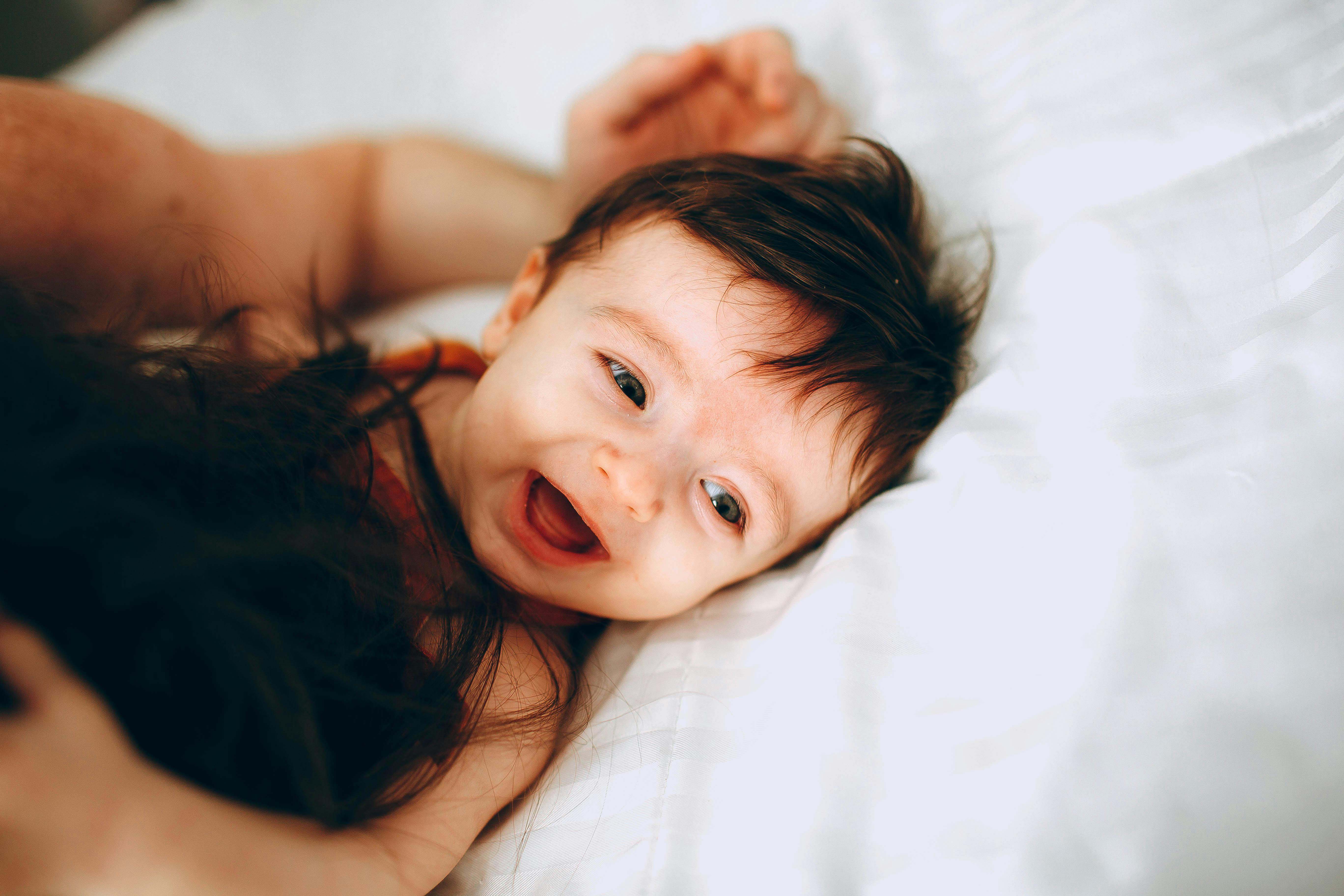Se produce cuando un adulto o un niño mayor sacuden violentamente a un niño pequeño