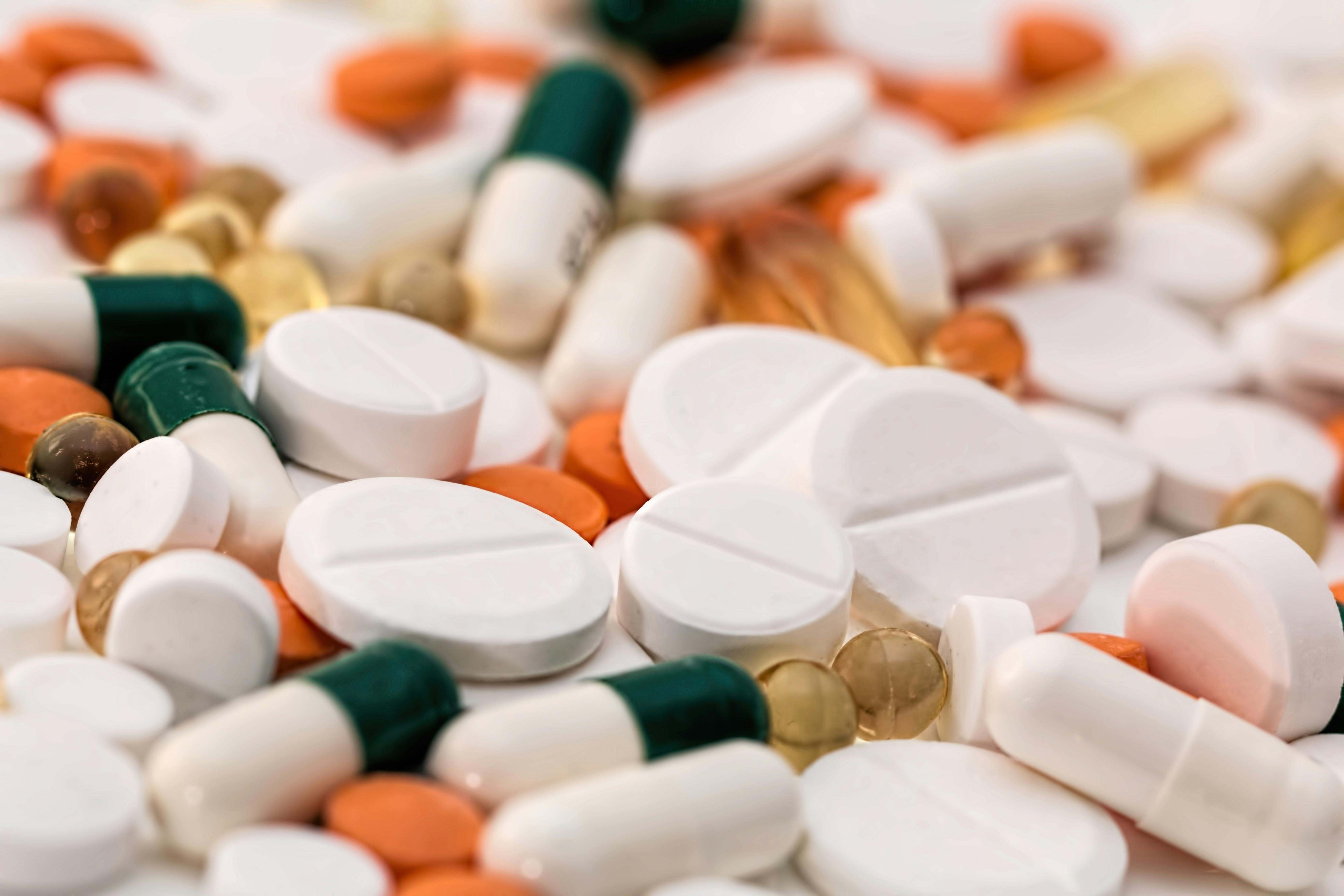 Varios medicamentos de una farmacia juntos y apilados