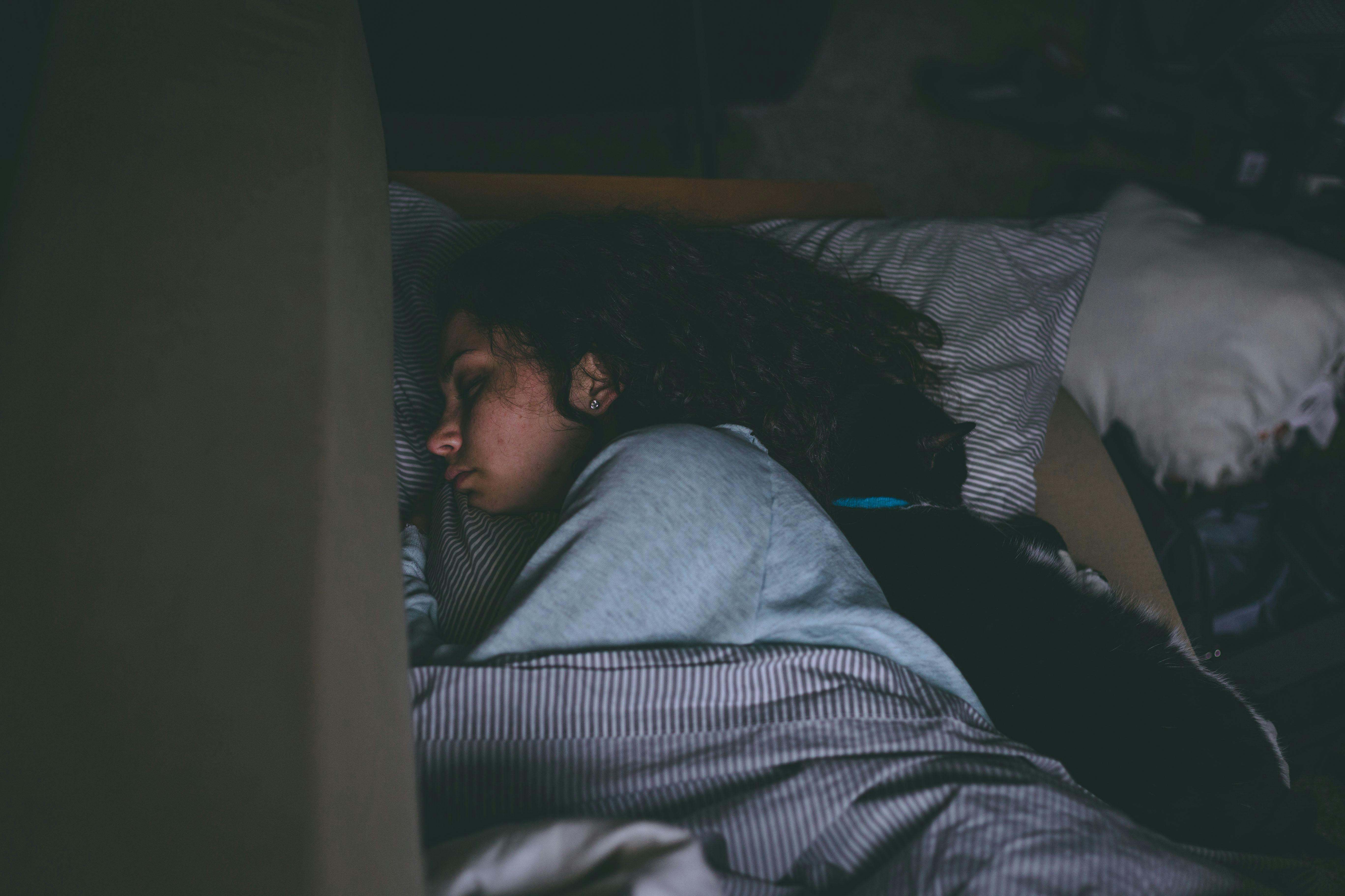 Una persona duerme y descansa en su cama