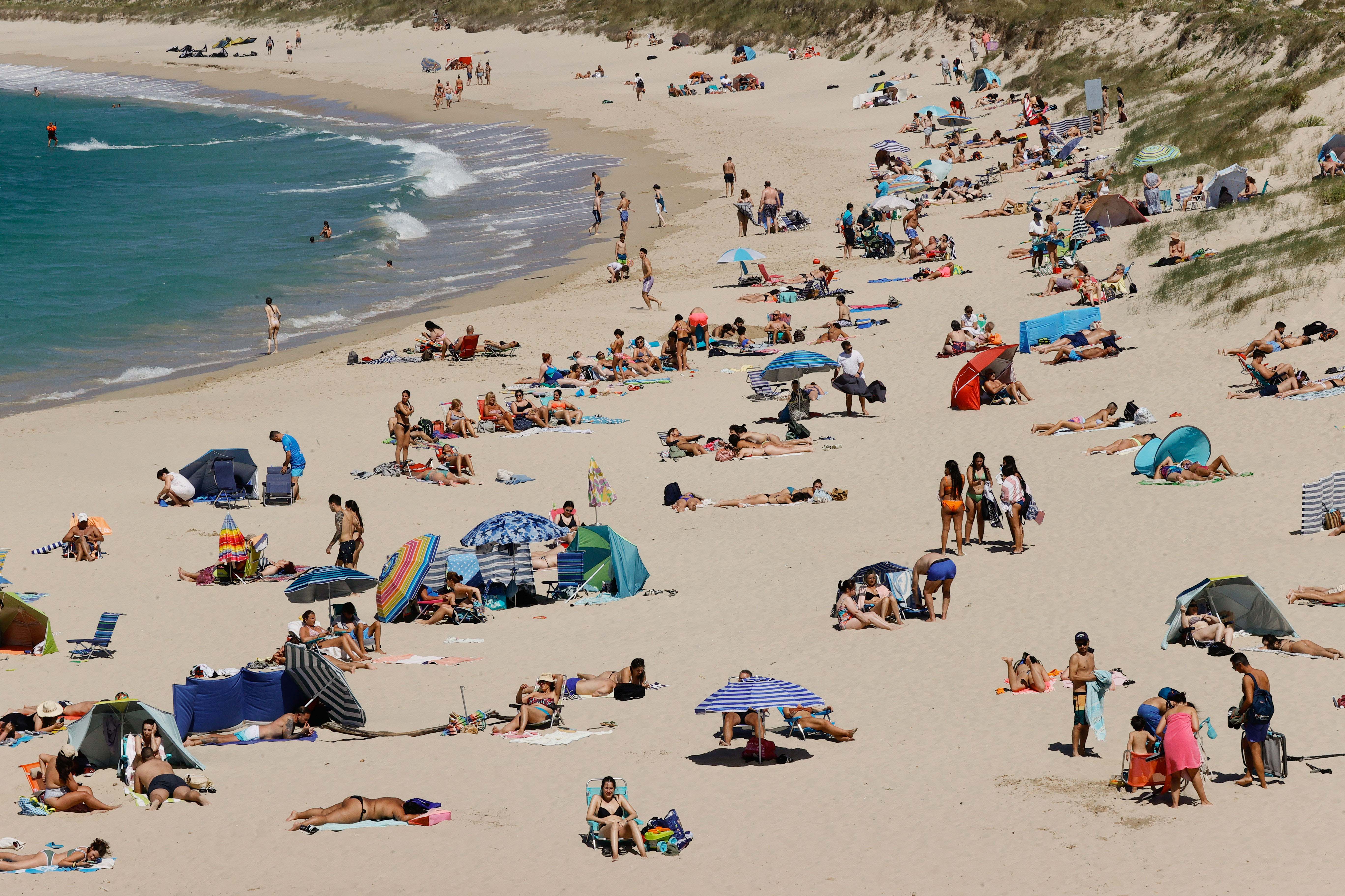 Decenas de bañistas disfrutan del buen tiempo en la playa de San Jorge, en Ferrol (A Coruña).