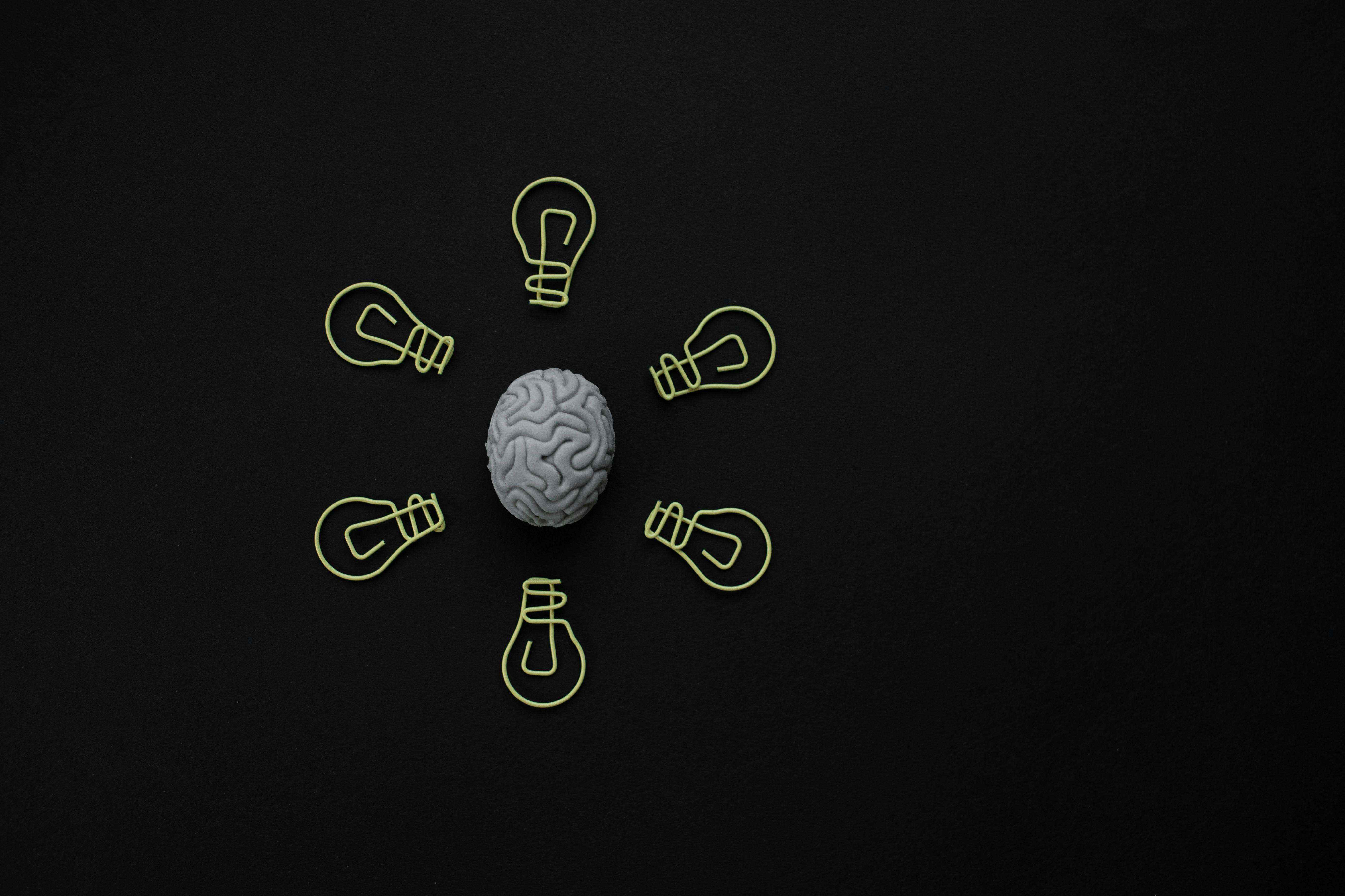 Un cerebro rodeado de 'ideas'