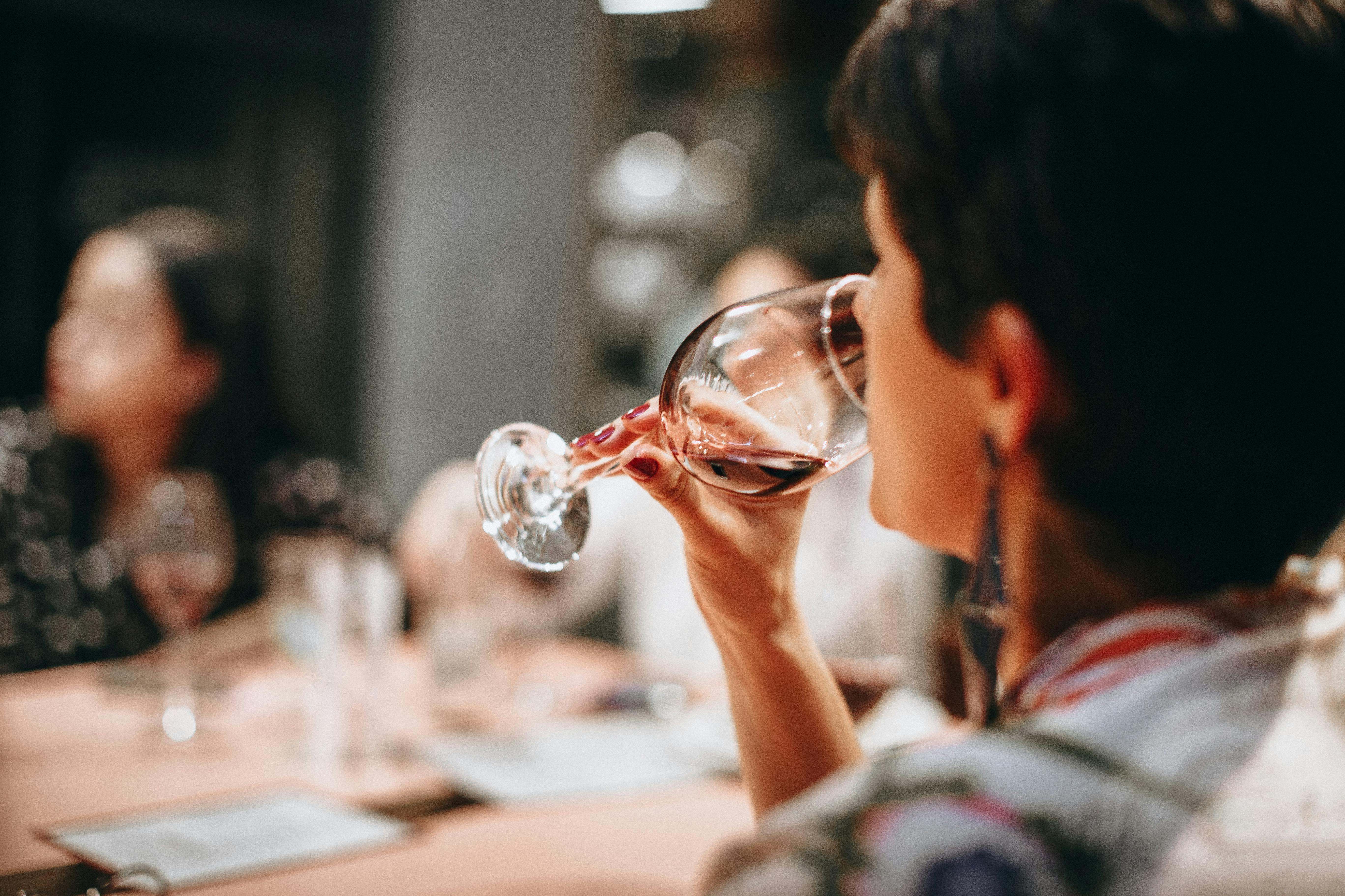 El vino es la bebida obtenida de la fermentación alcohólica, total o parcial, del mosto de uva o de las uvas mismas