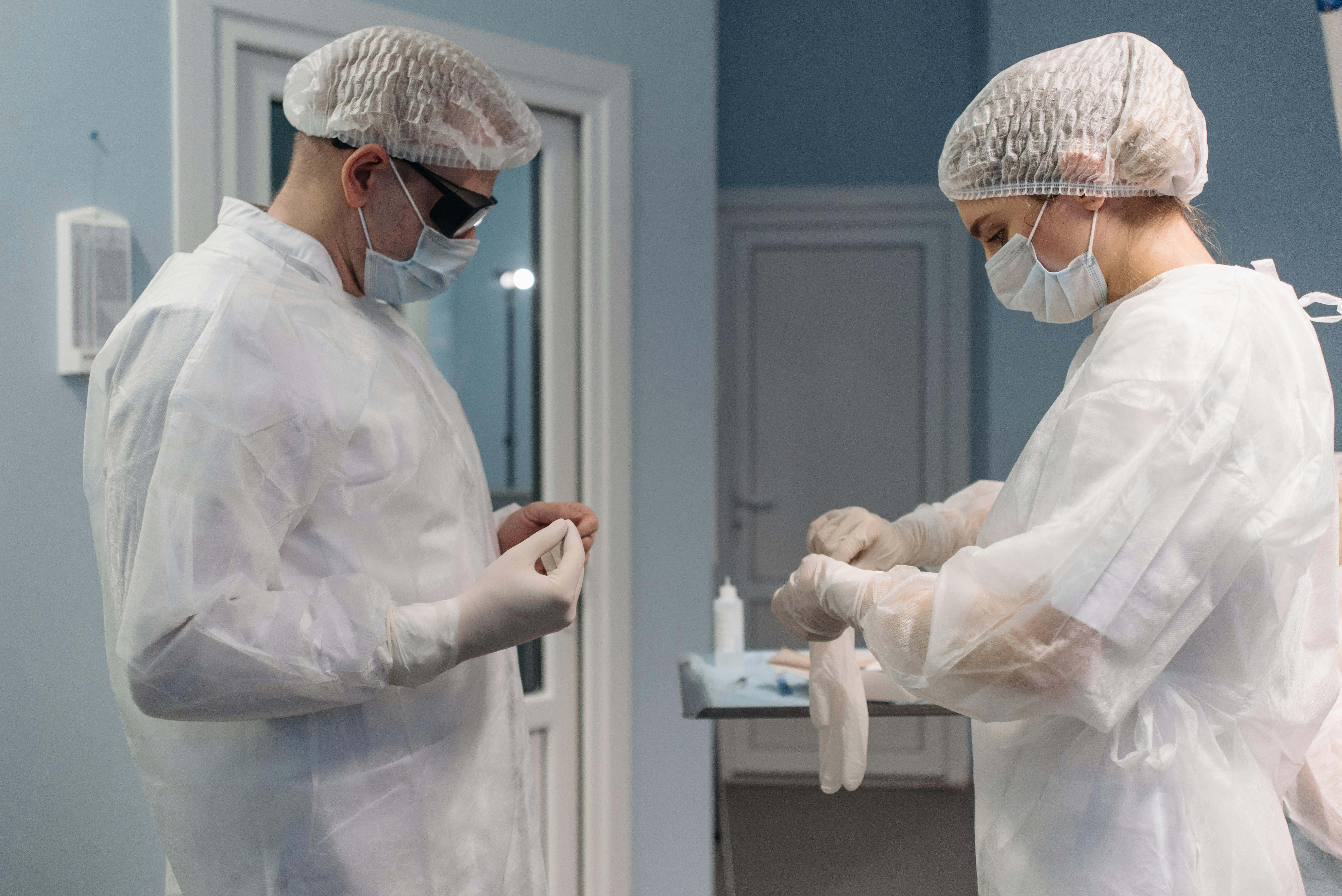 Varios médicos se preparan para atender a un paciente