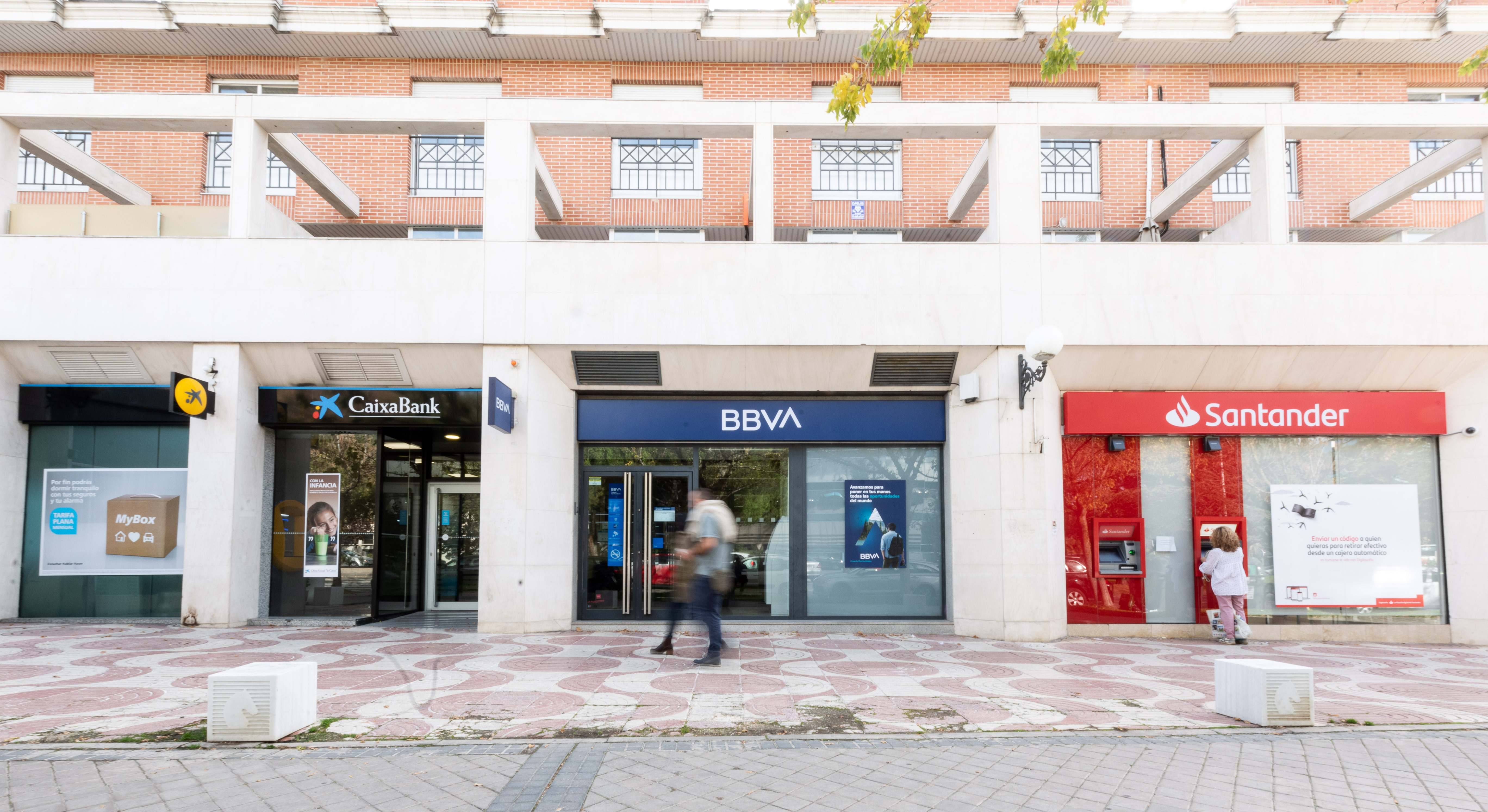 Varias sucursales en una calle