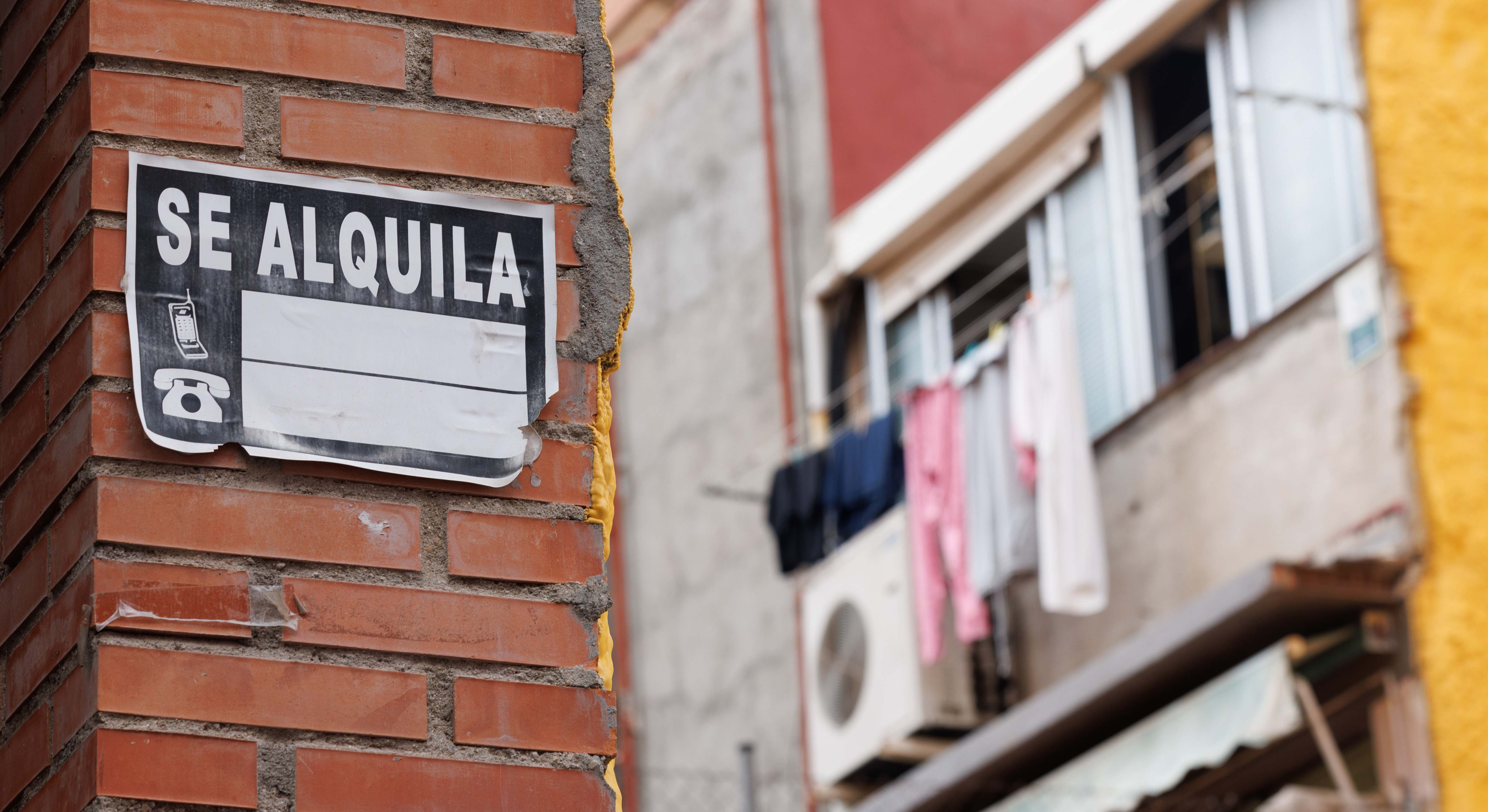 Imagen de un cartel de un anuncio de alquiler en un barrio de Madrid. 