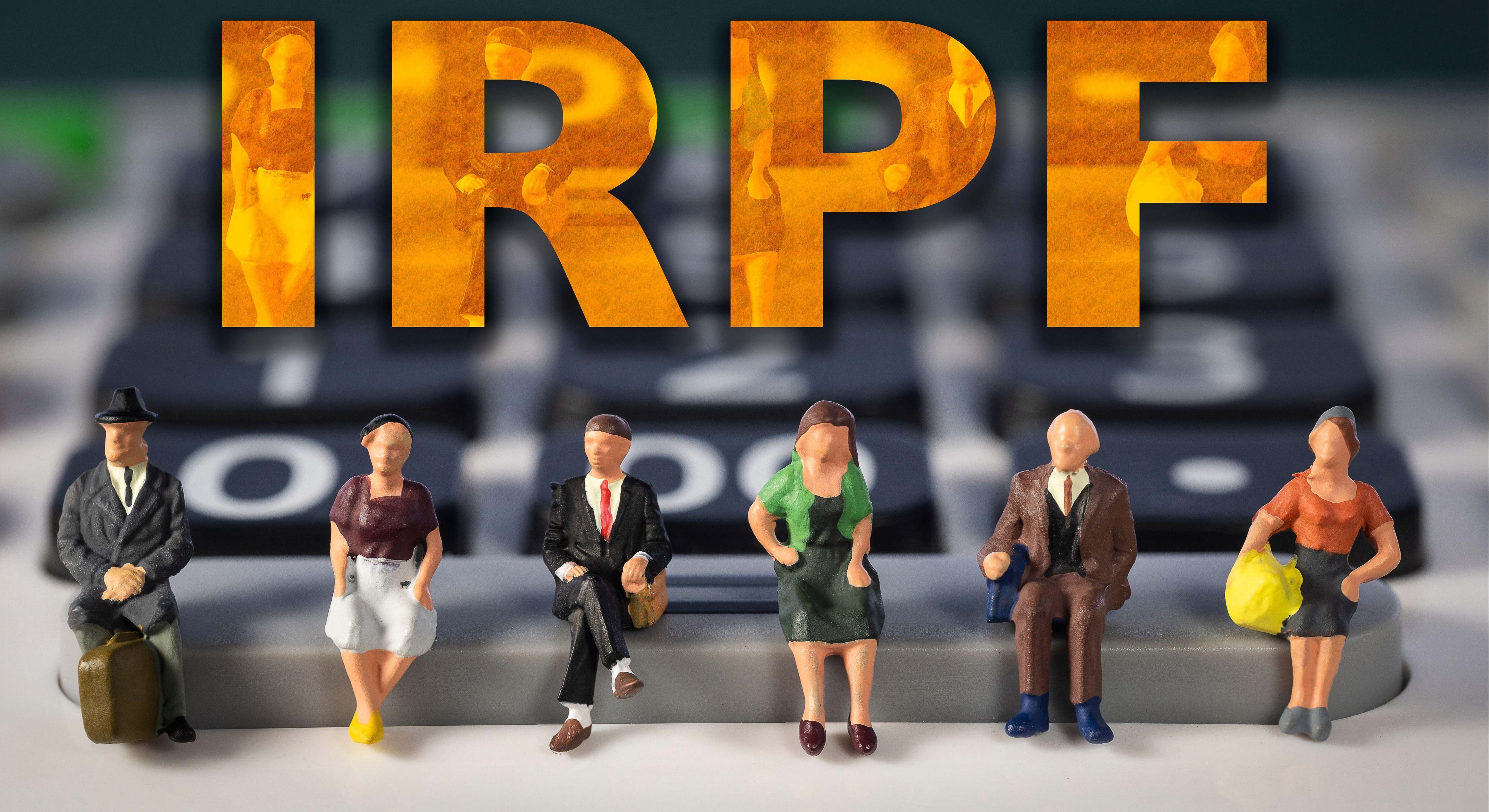 Varios muñecos con las letras de IRPF arriba