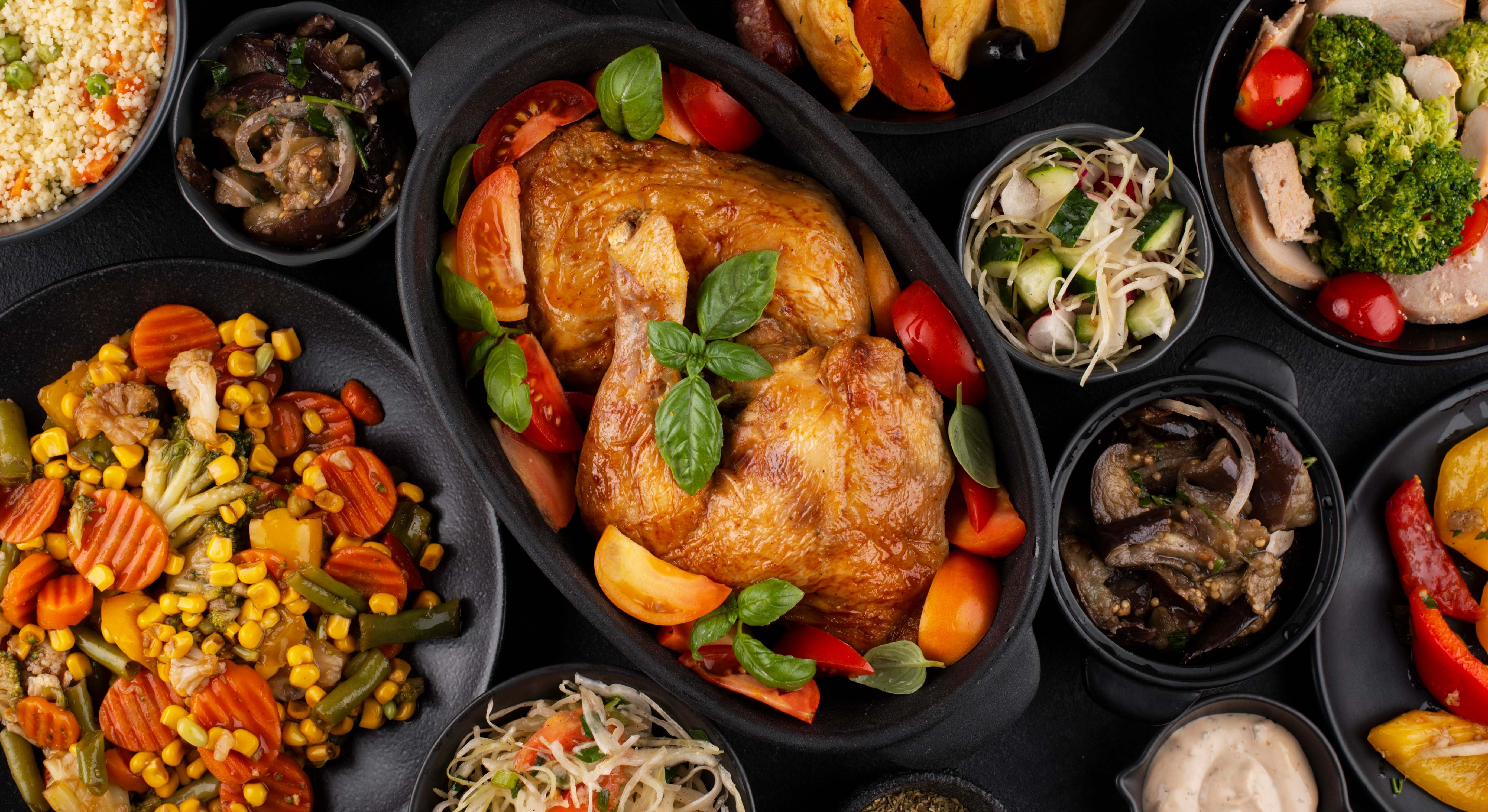 Diferentes platos de comida sobre una mesa