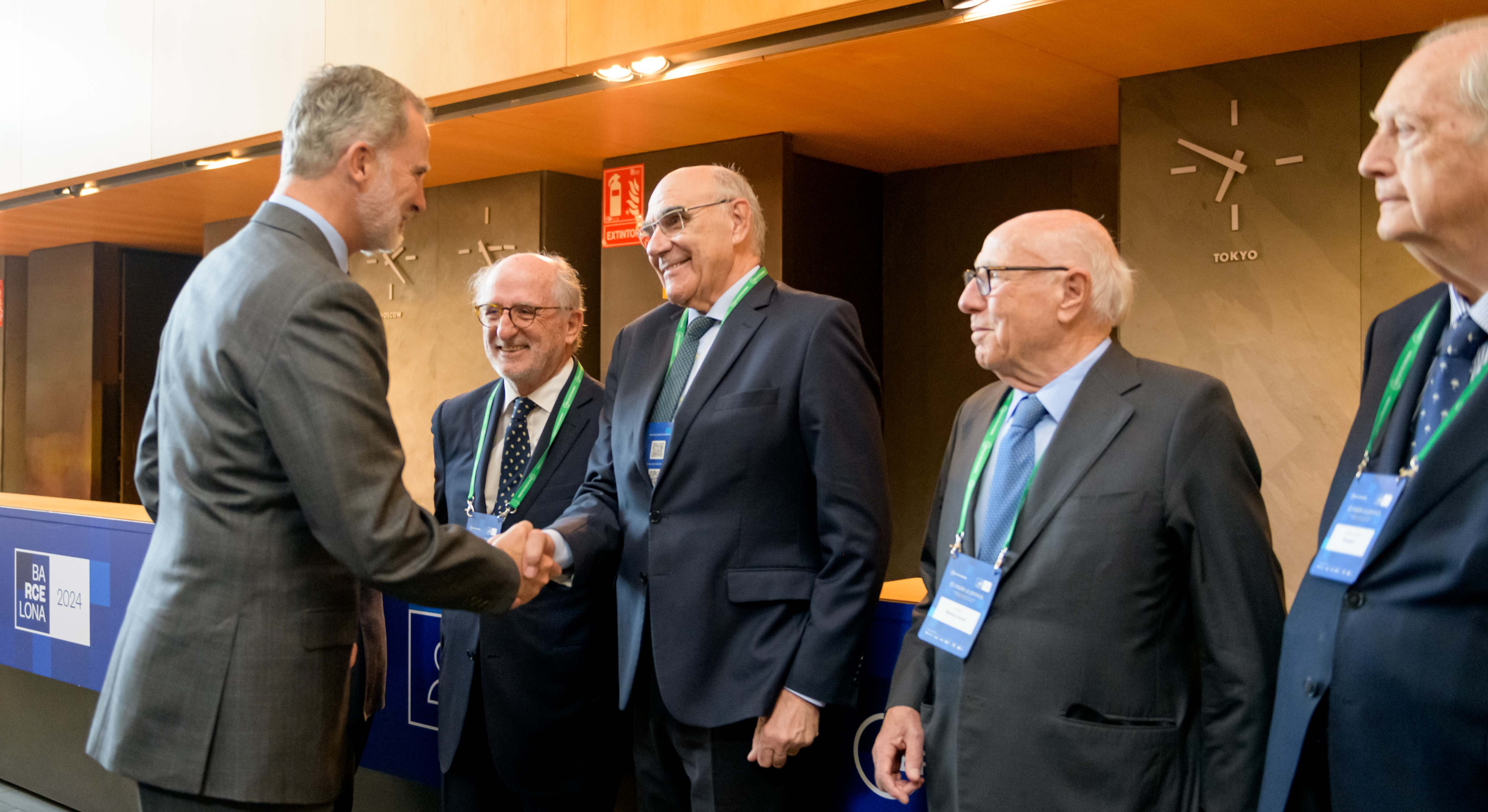 Felipe VI saluda a los expresidentes del Cercle d'Economia a su llegada. EE