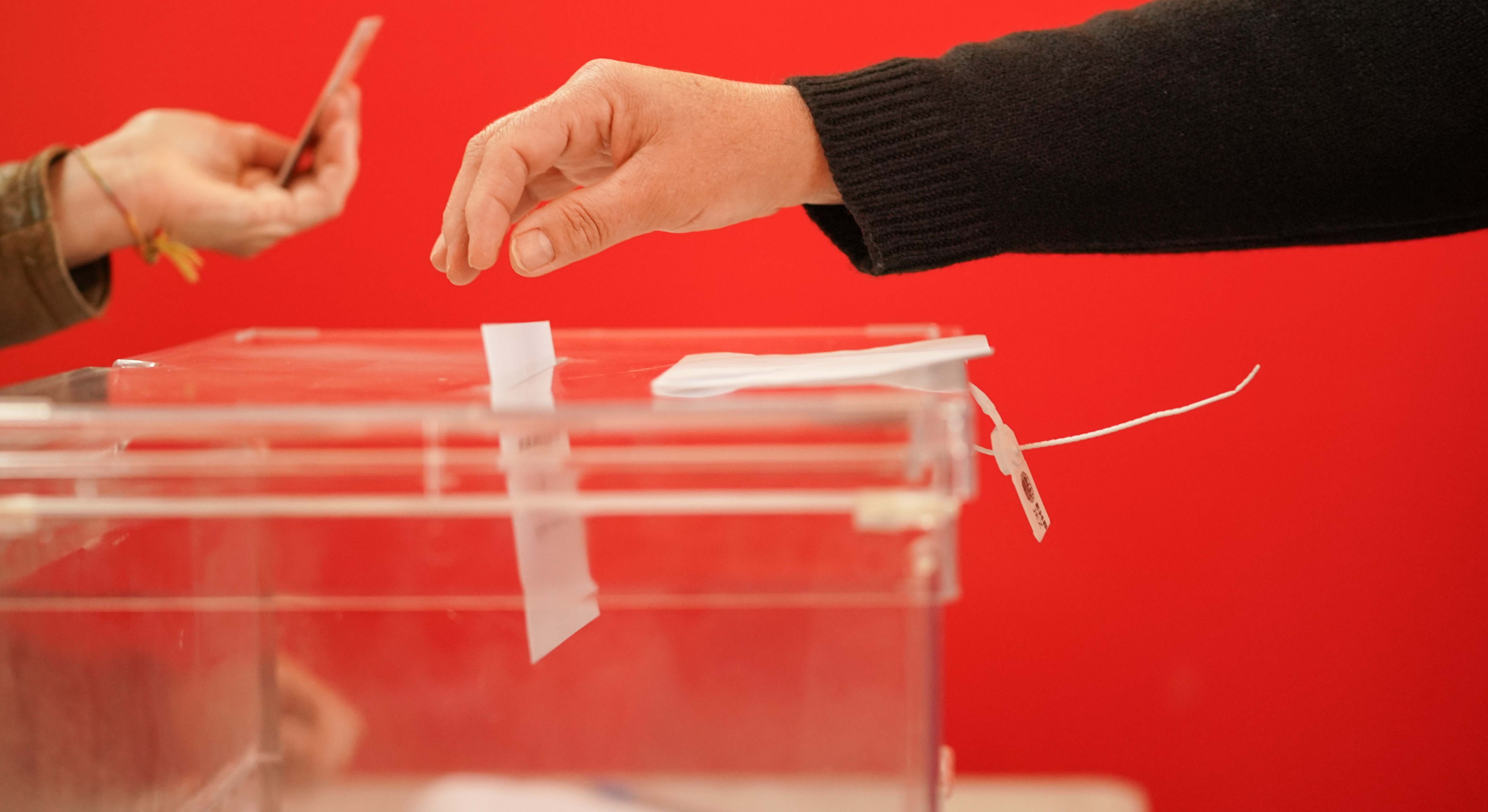 Un elector emite su voto en un colegio durante las elecciones. / Foto: EP