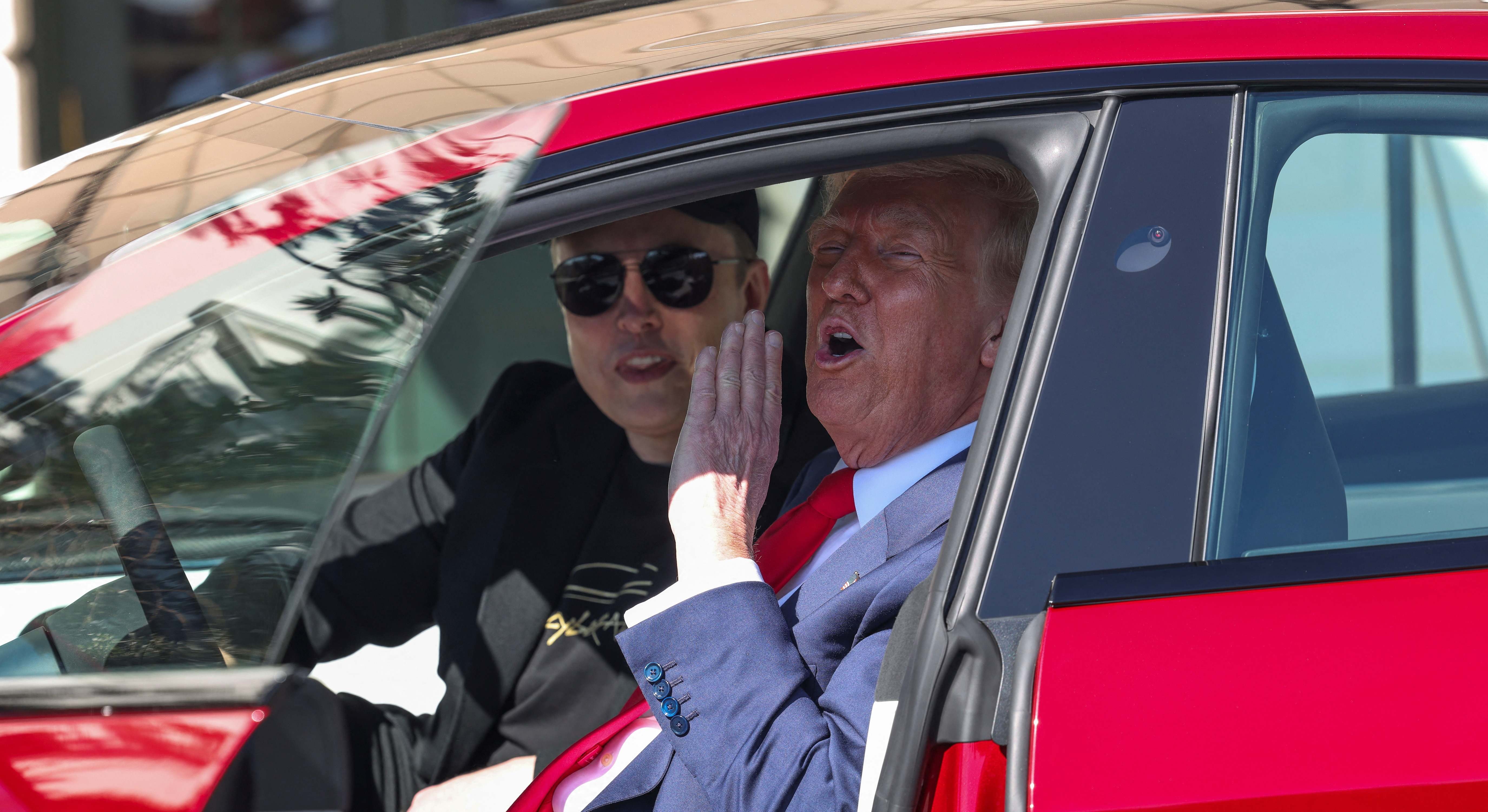 Elon Musk y Donald Trump hacen publicidad de un coche Tesla en la Casa Blanca. Foto: Reuters