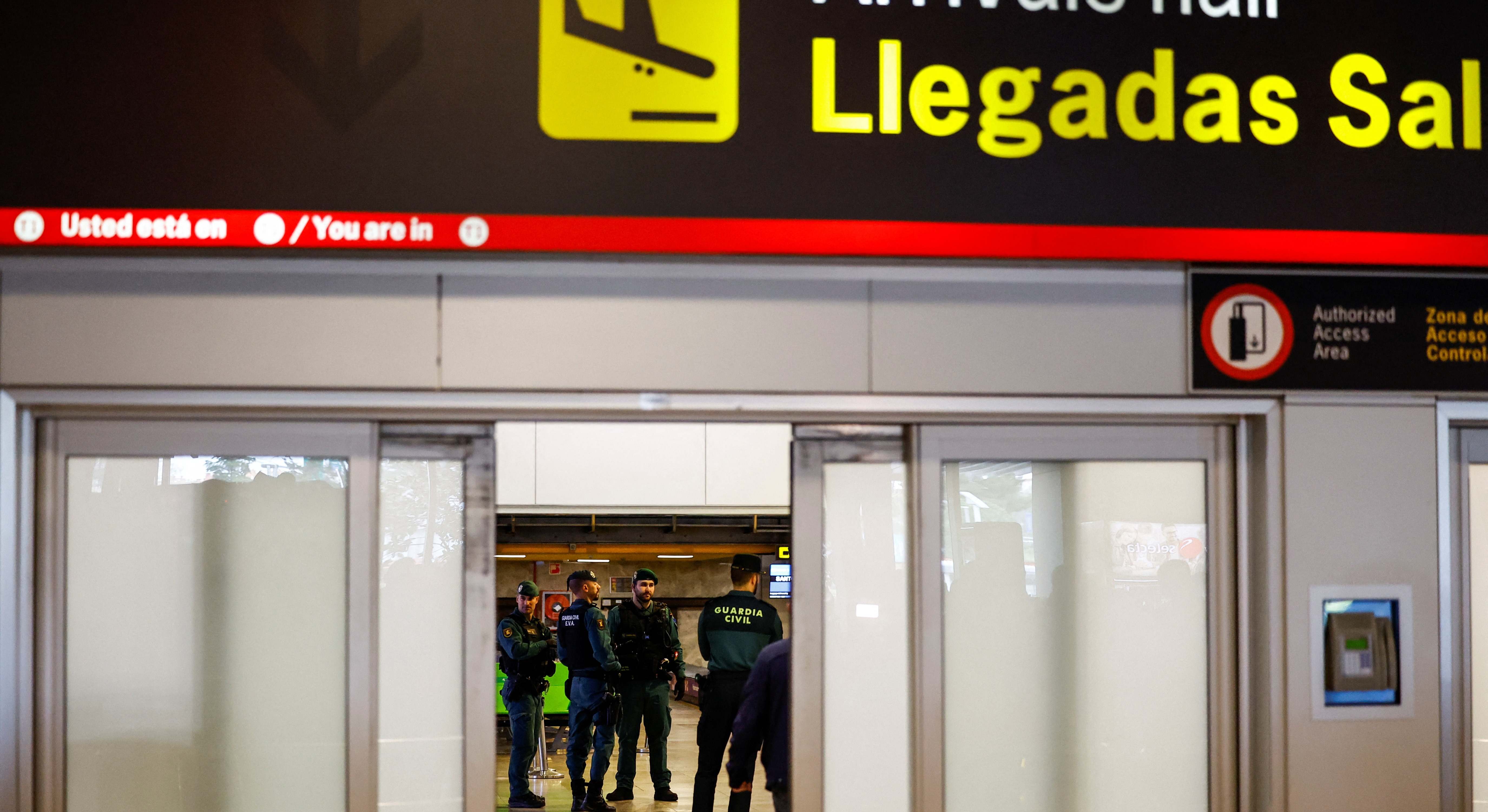 Guardia Civil en el aeropuerto esperando a Rubiales de Reuters