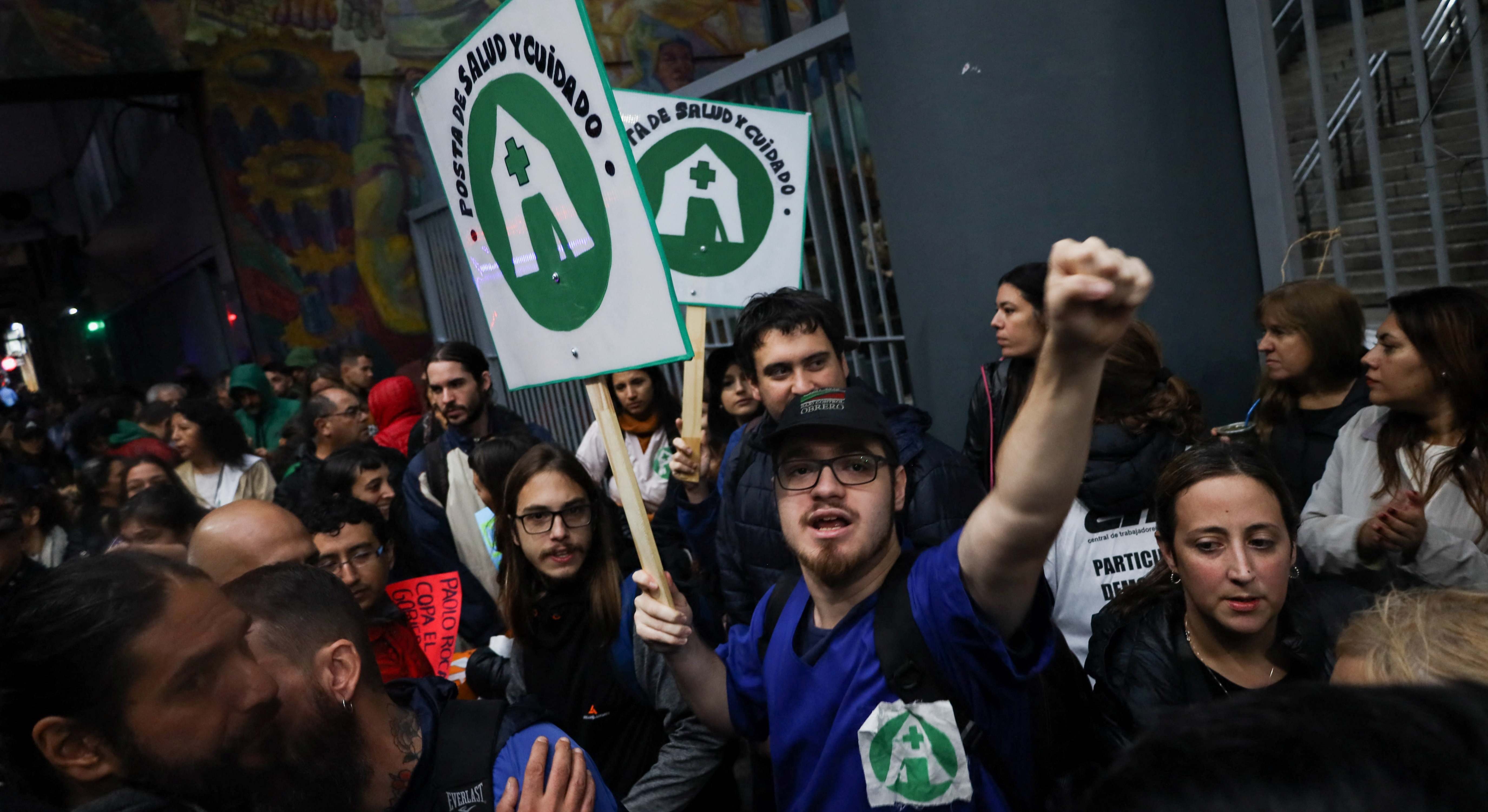 Funcionarios despedidos se manifiestan en Buenos Aires. Foto: Reuters