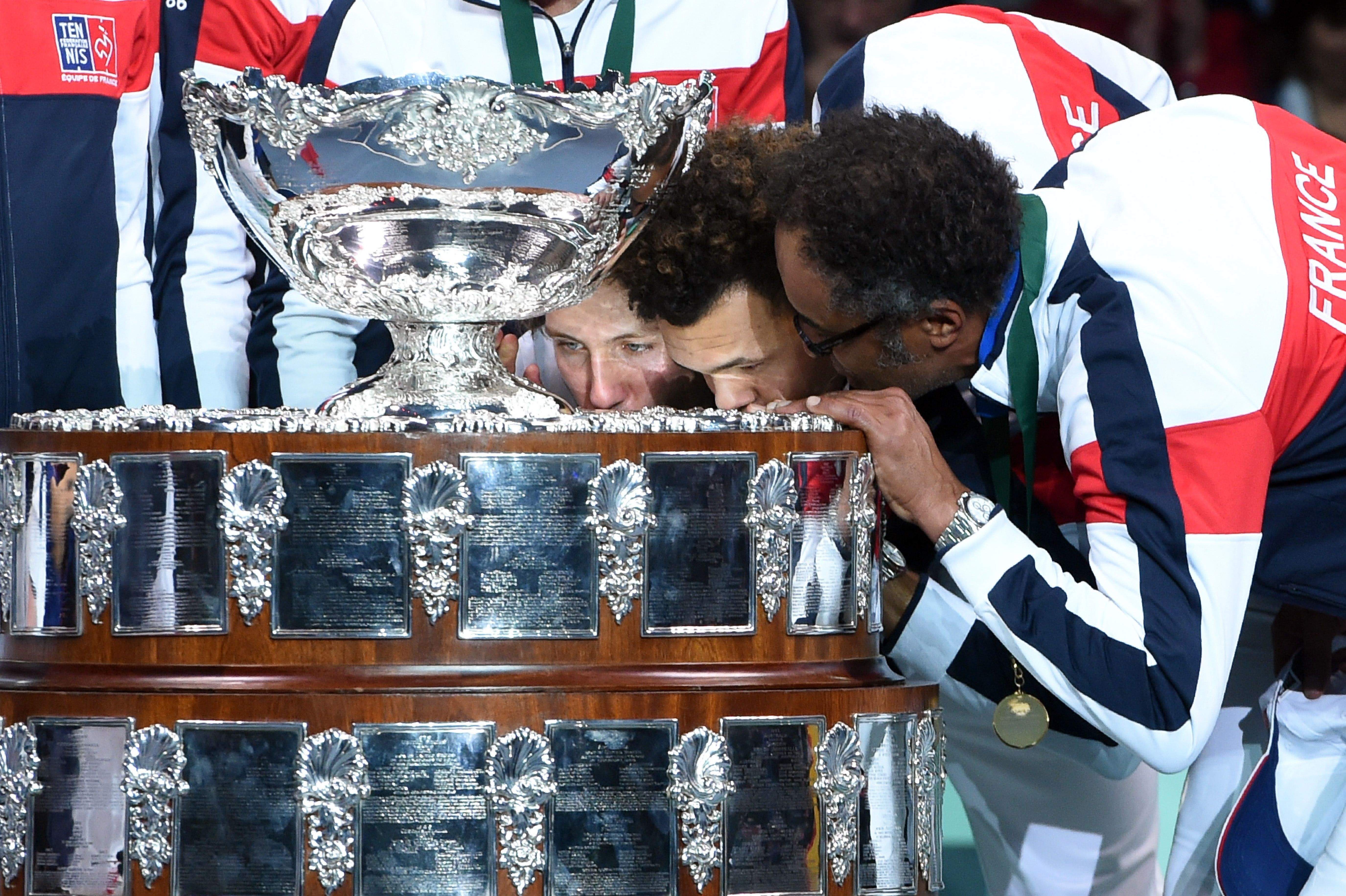 copa-davis-beso-trofeo-francia-getty.jpg