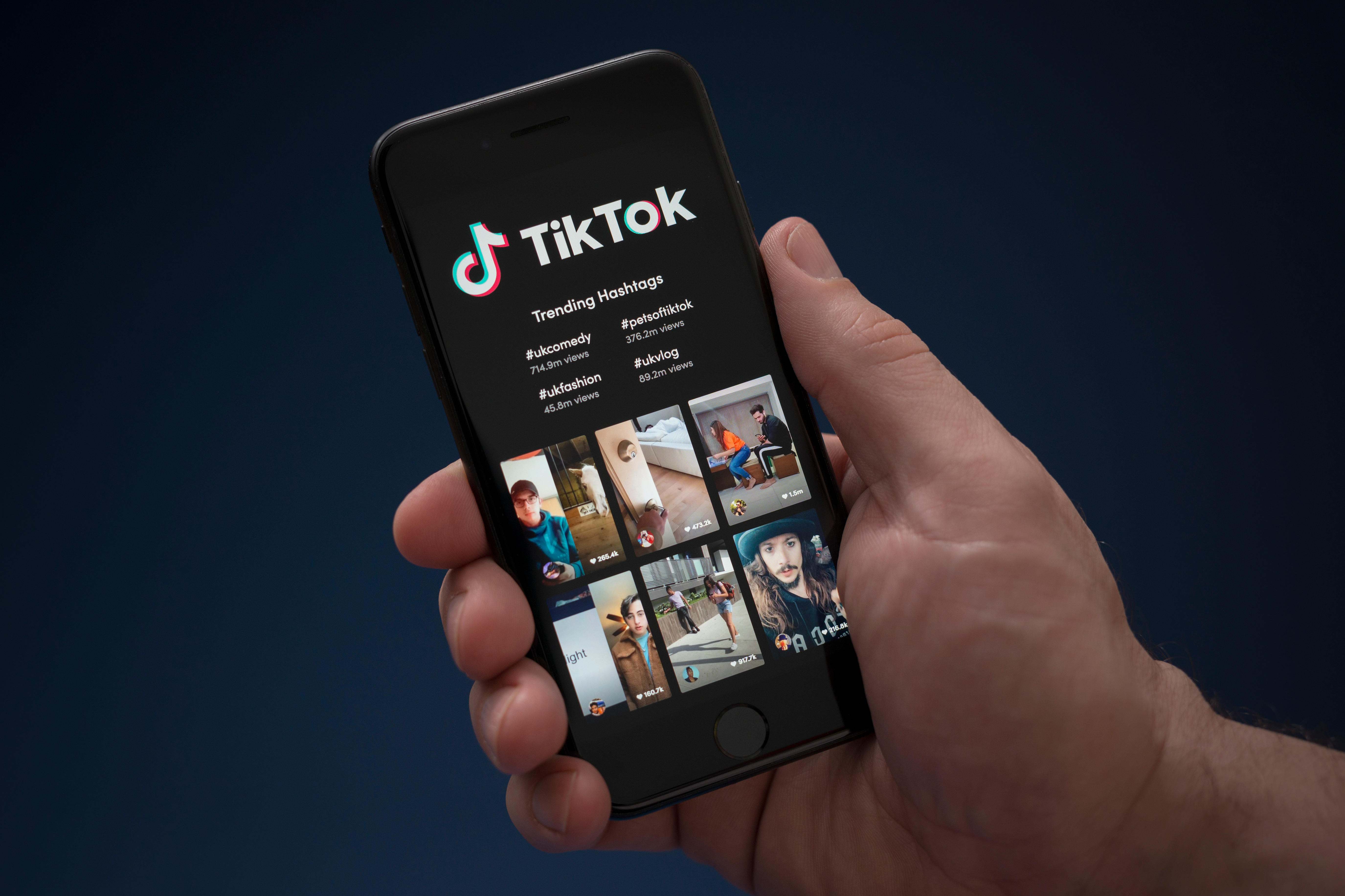 Imagen de un usuario con la aplicación de TikTok en el dispositivo móvil