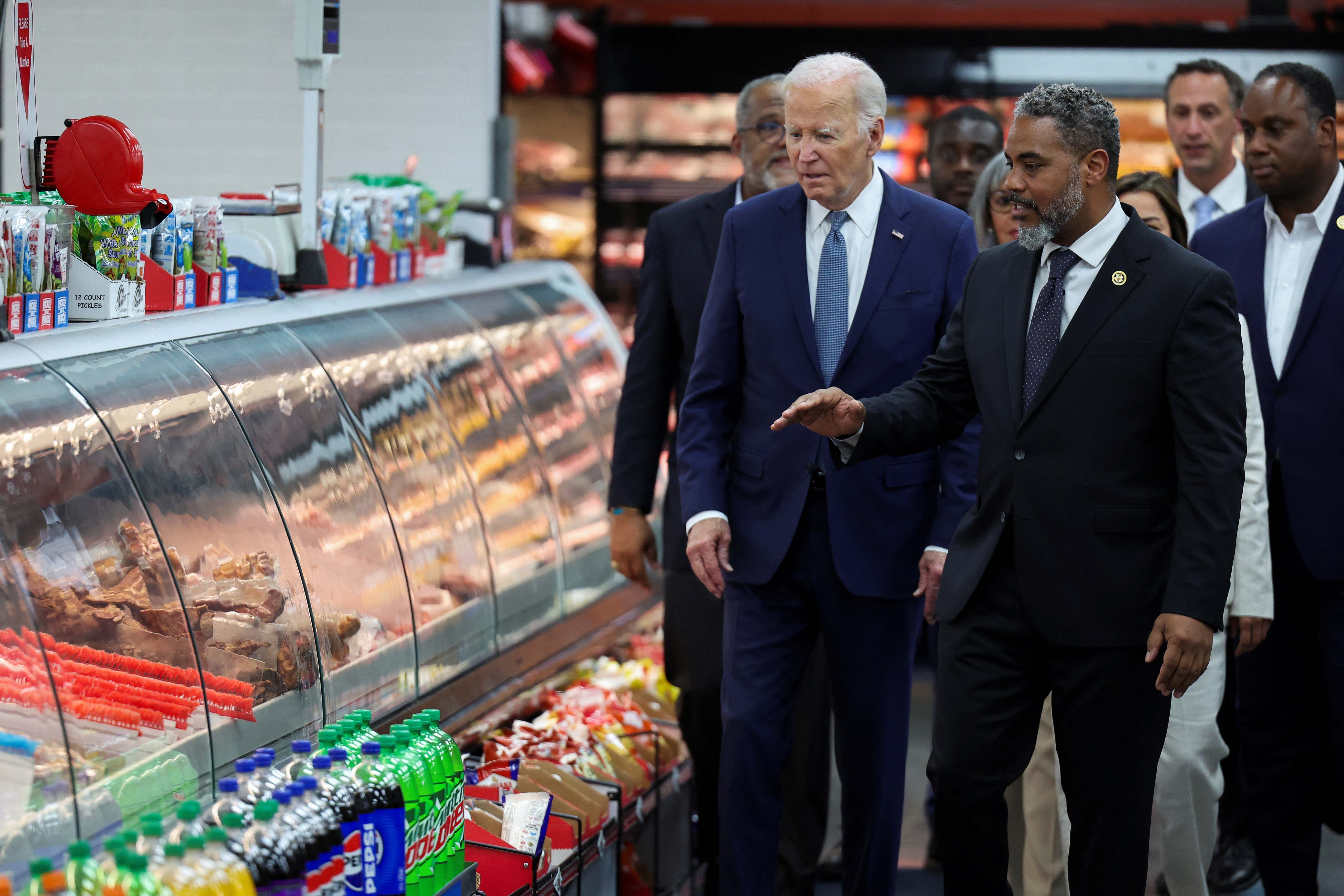 El presidente estadounidense Joe Biden camina con el representante estadounidense Steven Horsford (D-NV) durante una parada en una tienda de comestibles en las Vegas, Nevada, EE.UU., el 16 de julio de 2024. REUTERS/