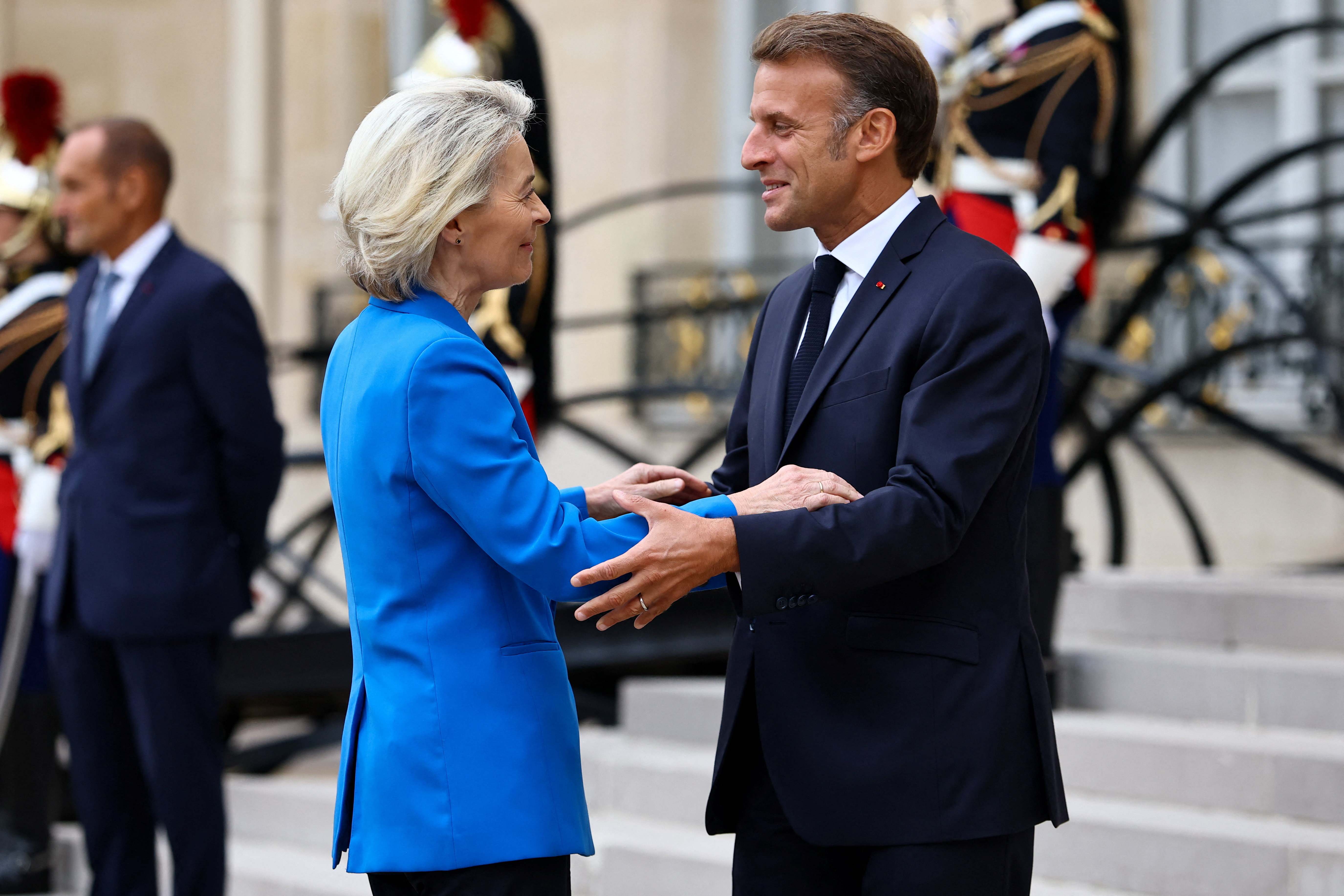 La presidenta de la Comisión Europea, Ursula von der Leyen, y el presidente francés, Emmanuel Macron.