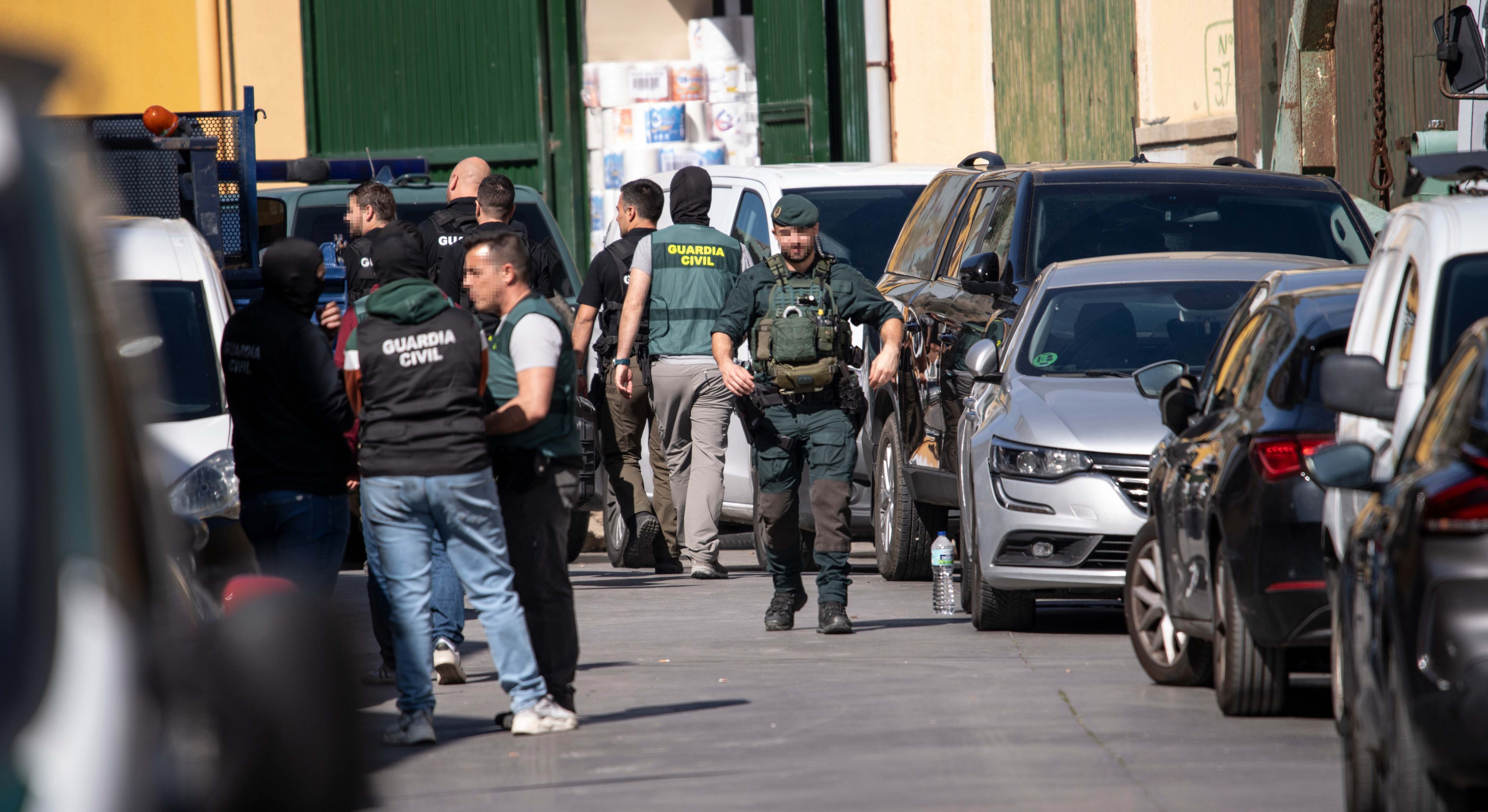 Varios agentes de la Guardia Civil en el Polígono de Tarajal en Ceuta (España)