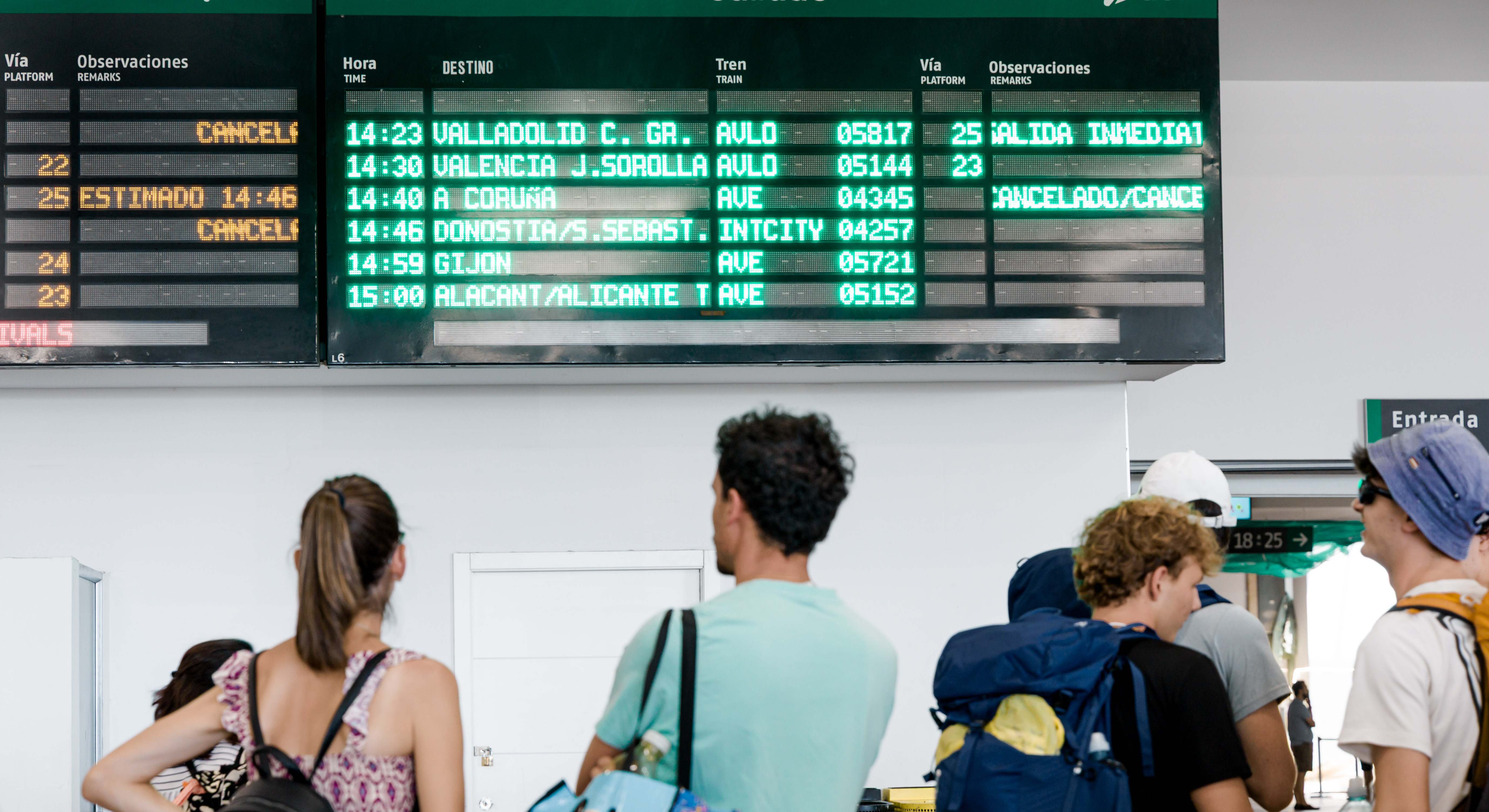Gente mirando el panel de salidas de trenes. Foto: Europa Press