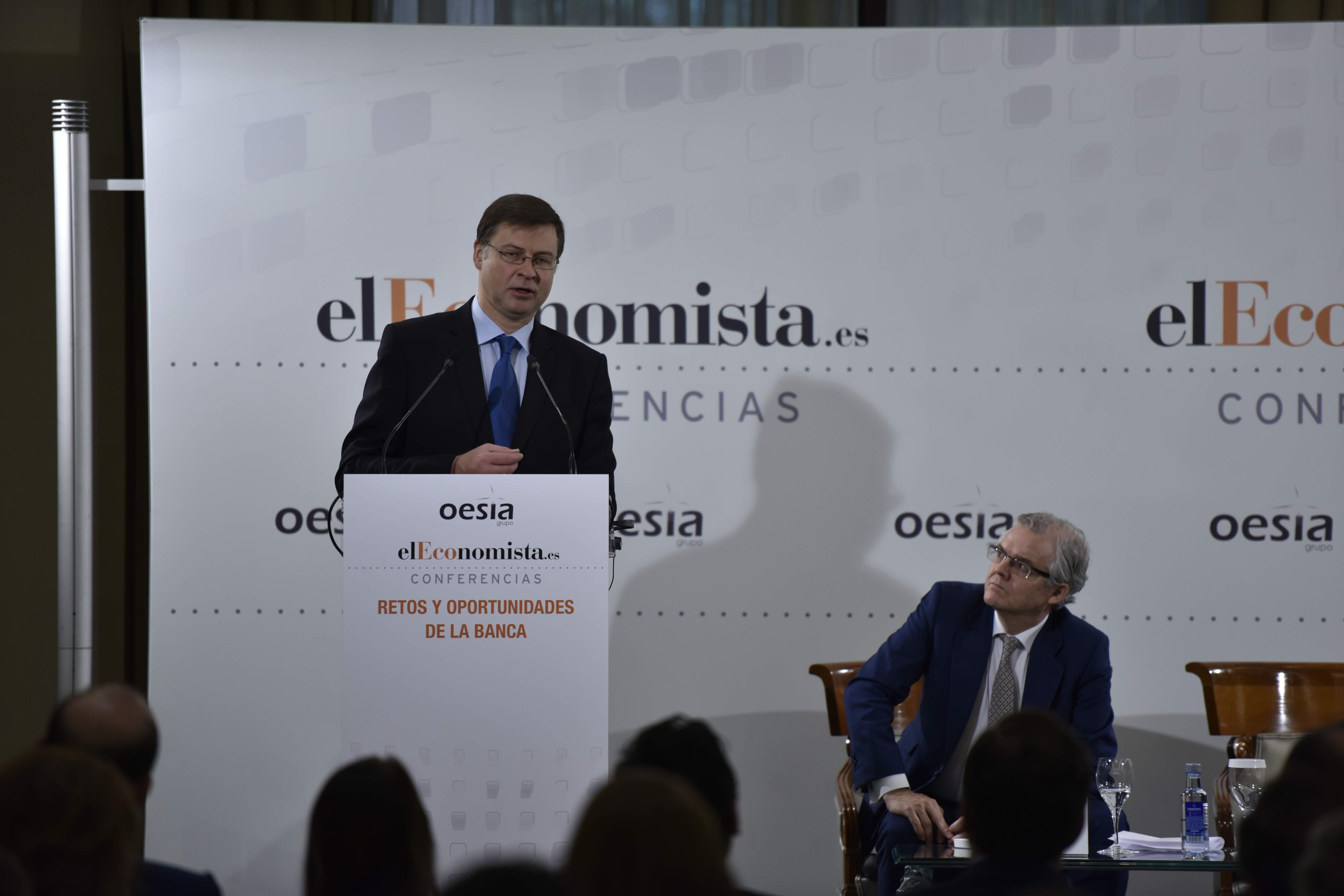 Dombrovskis demanda al Gobierno bajar el déficit y ampliar las reformas