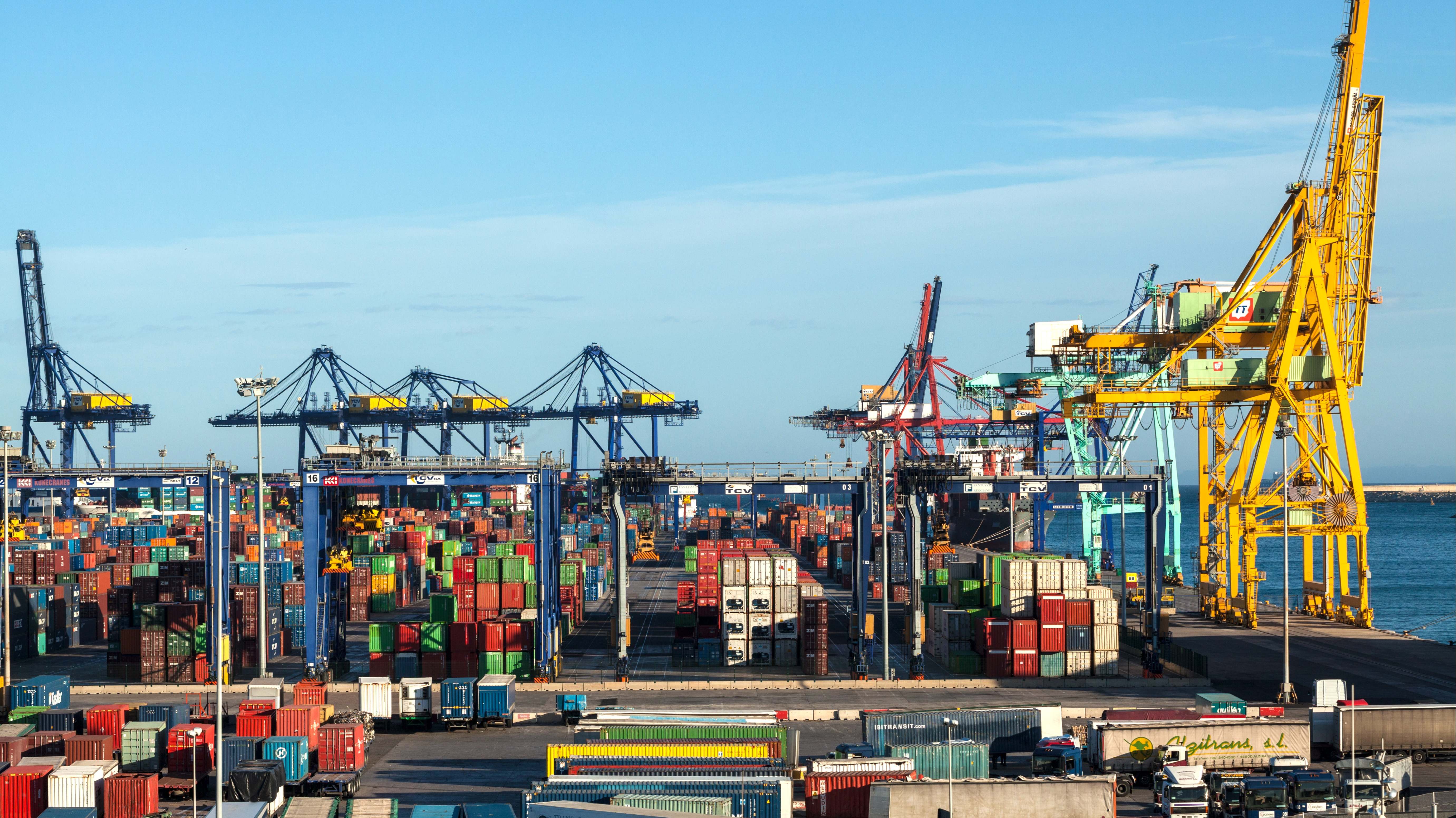 Estiba de contenedores en el puerto de Valencia