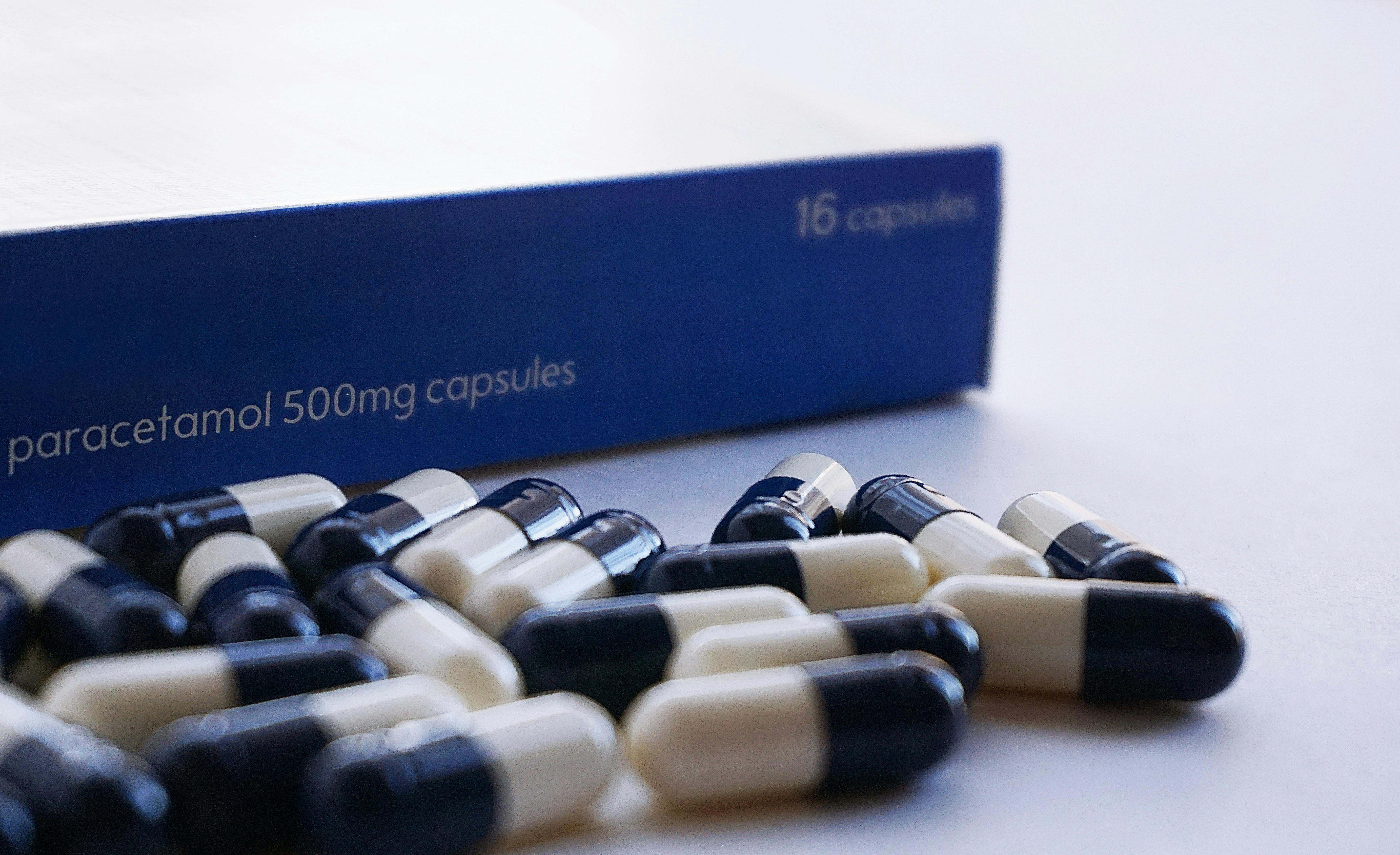 El paracetamol es un medicamento que se puede comprar sin receta para aliviar la fiebre y el dolor.