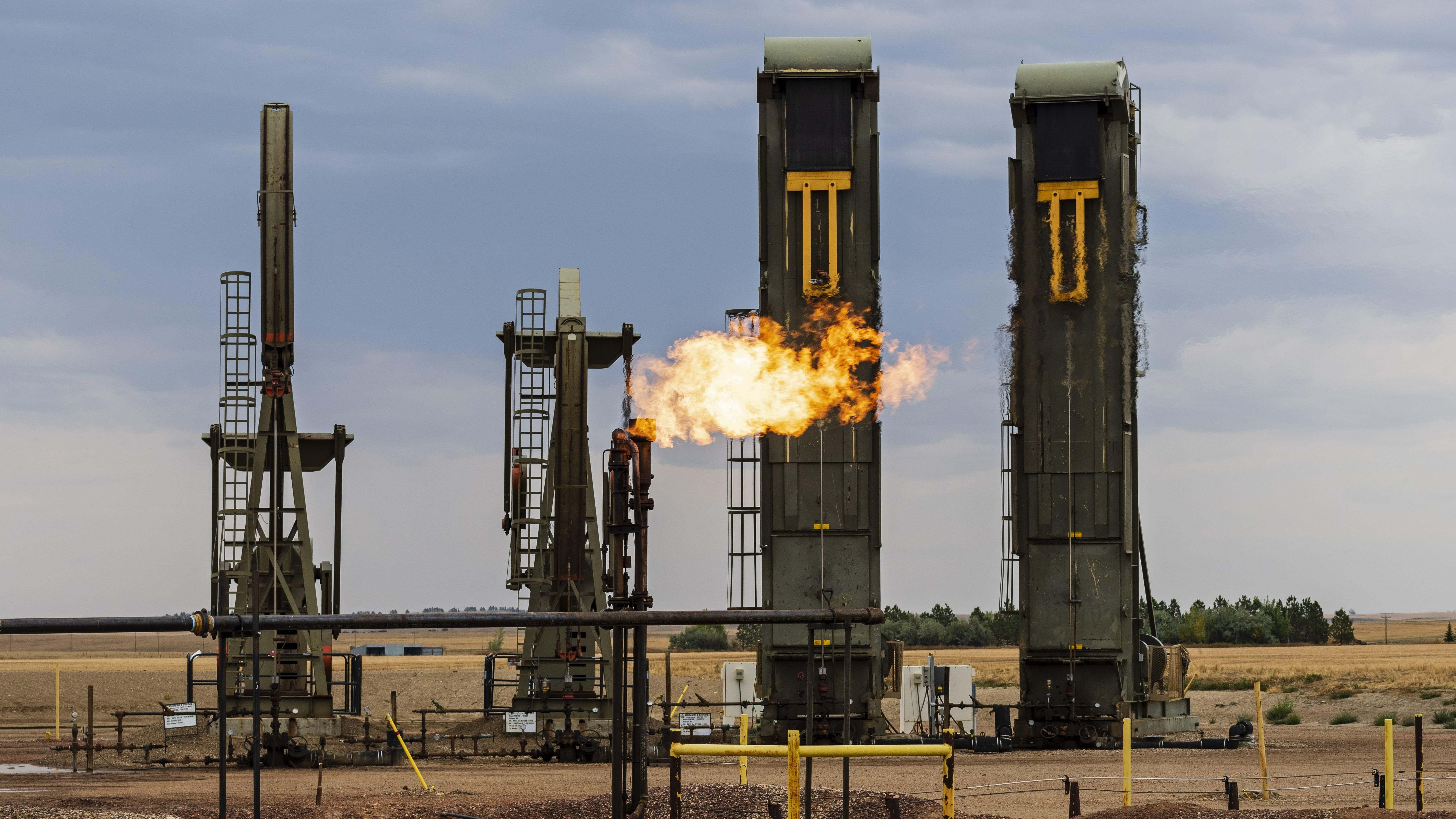 Martillos extracción petróleo llama gas